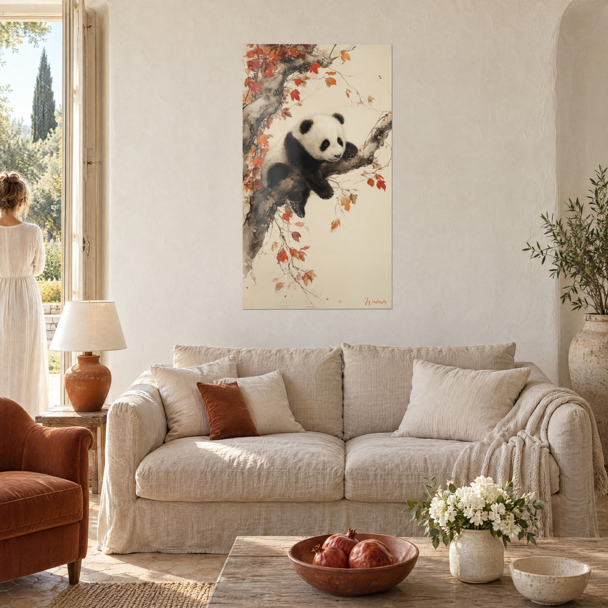 Gemälde Schwarz-weißer Panda, lümmelnd auf einem knorrigen Ast, rotorange Blätter, cremefarbener Hintergrund, über einem Sofa in einem hellen Wohnzimmer