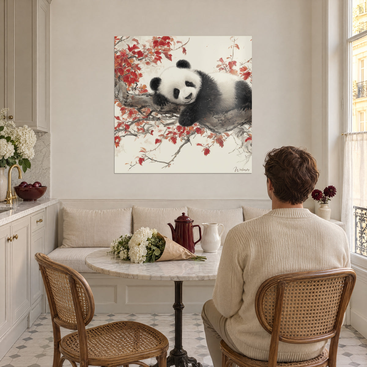 Gemälde eines Pandas mit auf der Pfote ruhendem Kopf, zinnoberrote Blätter auf beigem Grund, cremefarbene Wand einer sonnigen Altbauküche