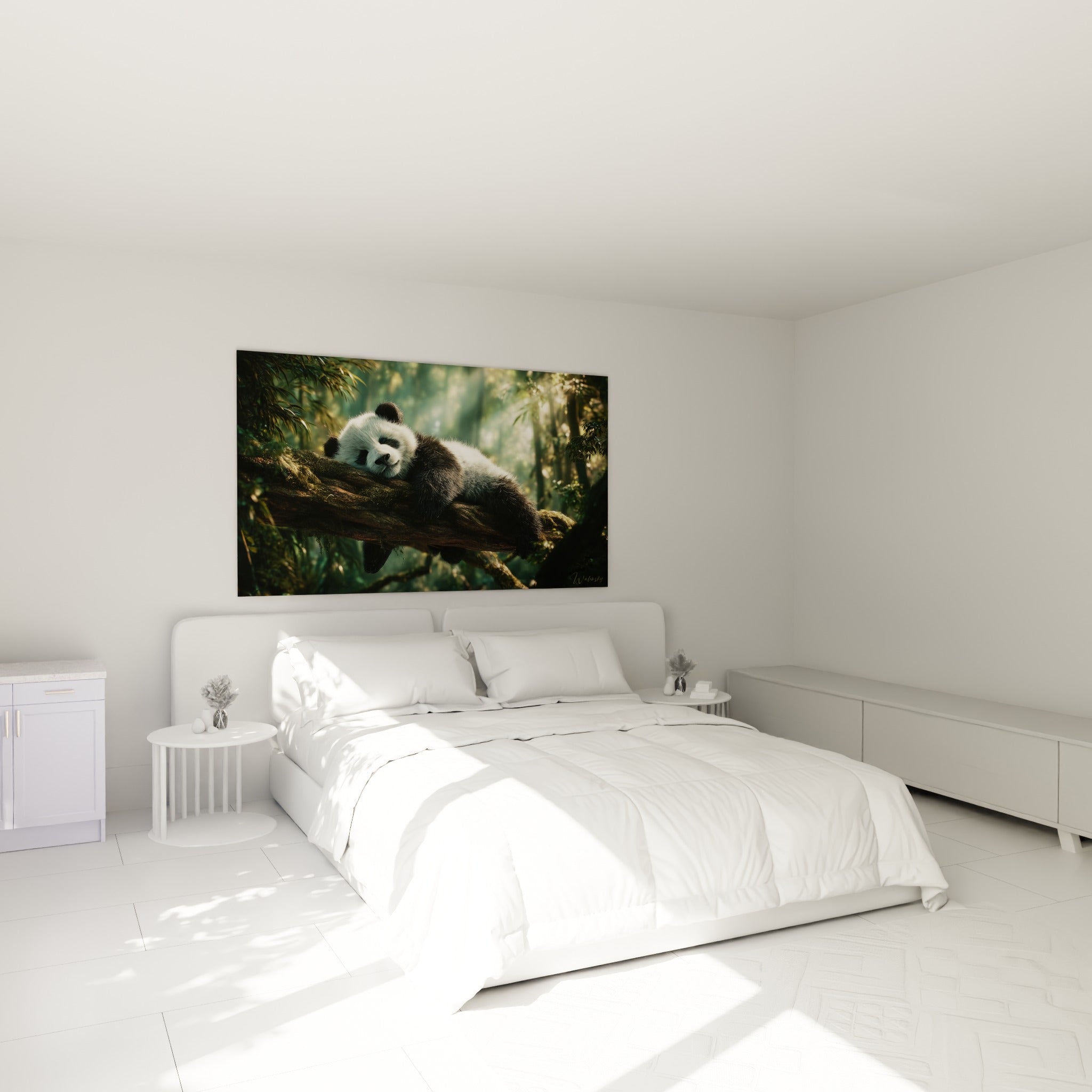 Assoupi sur une branche verte, le panda blanc et noir trône au-dessus d'un lit dans une chambre claire