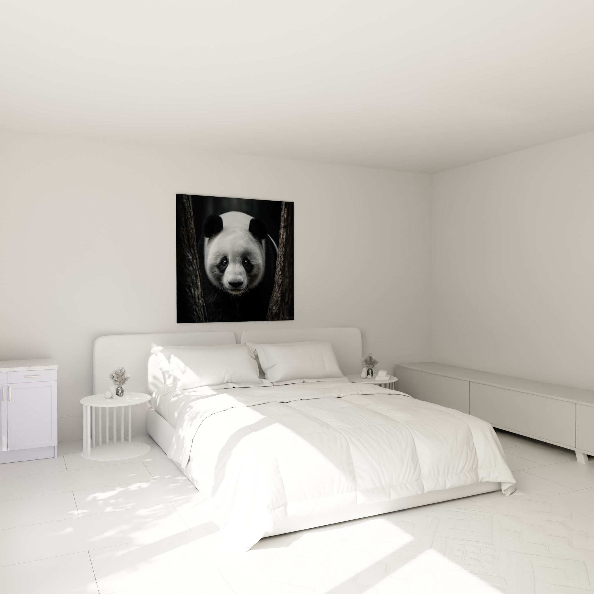 Panda fixant l'objectif, fourrure blanche et masque noir intense, au-dessus d'un lit dans une chambre claire