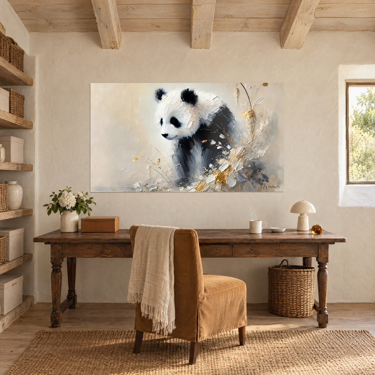 Obraz panda w szarości i kości słoniowej, modelowana szpachlą, złote łodygi na piaskowym tle, zawieszony nad antycznym drewnianym biurkiem