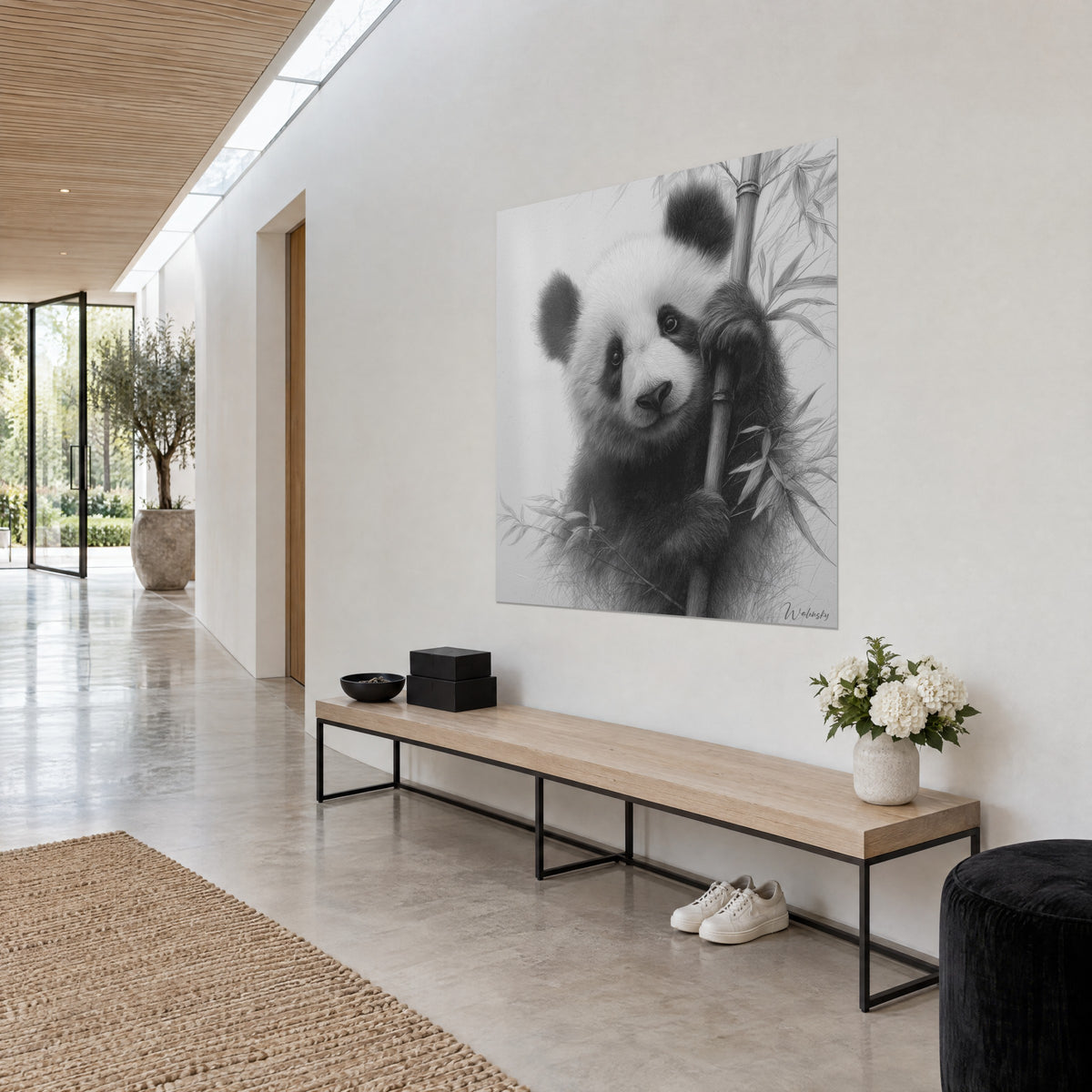 Schilderij baby-panda in potlood, pluizige zwarte oren en grijze bamboebladeren, witte muur van een gang in driekwart zicht