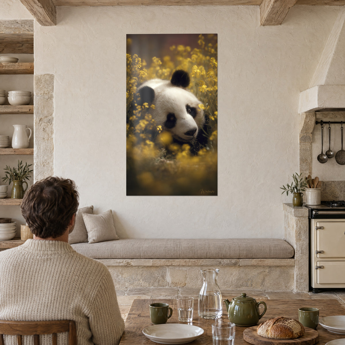 Gemälde Riesenpanda mit runden schwarzen Ohren, gelbocker Rapswiese, betrachtet von einem Mann von hinten am Tisch einer Steinküche