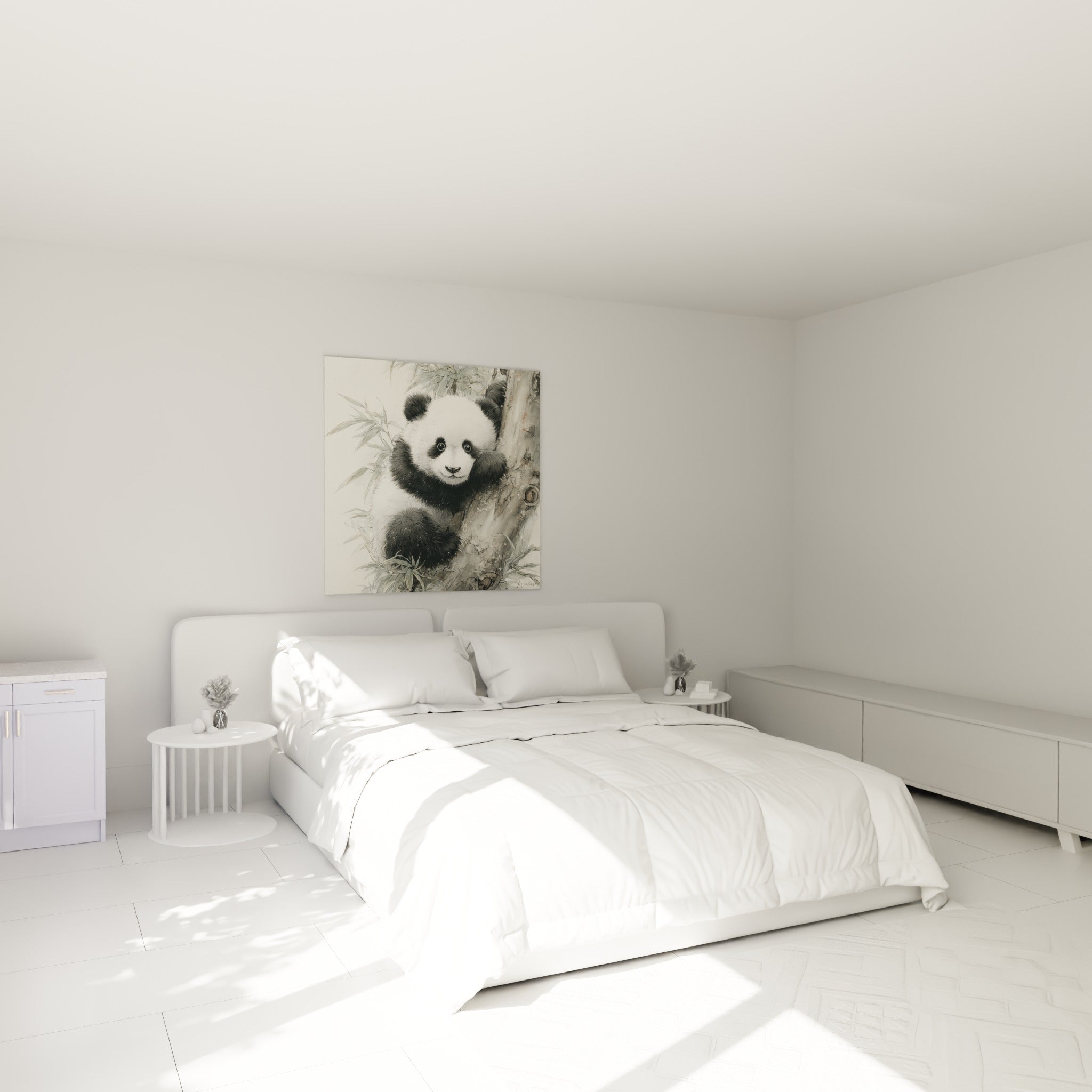 Jeune panda au pelage ivoire et noir grimpant sur un tronc, accroché au-dessus d'un lit dans une chambre claire