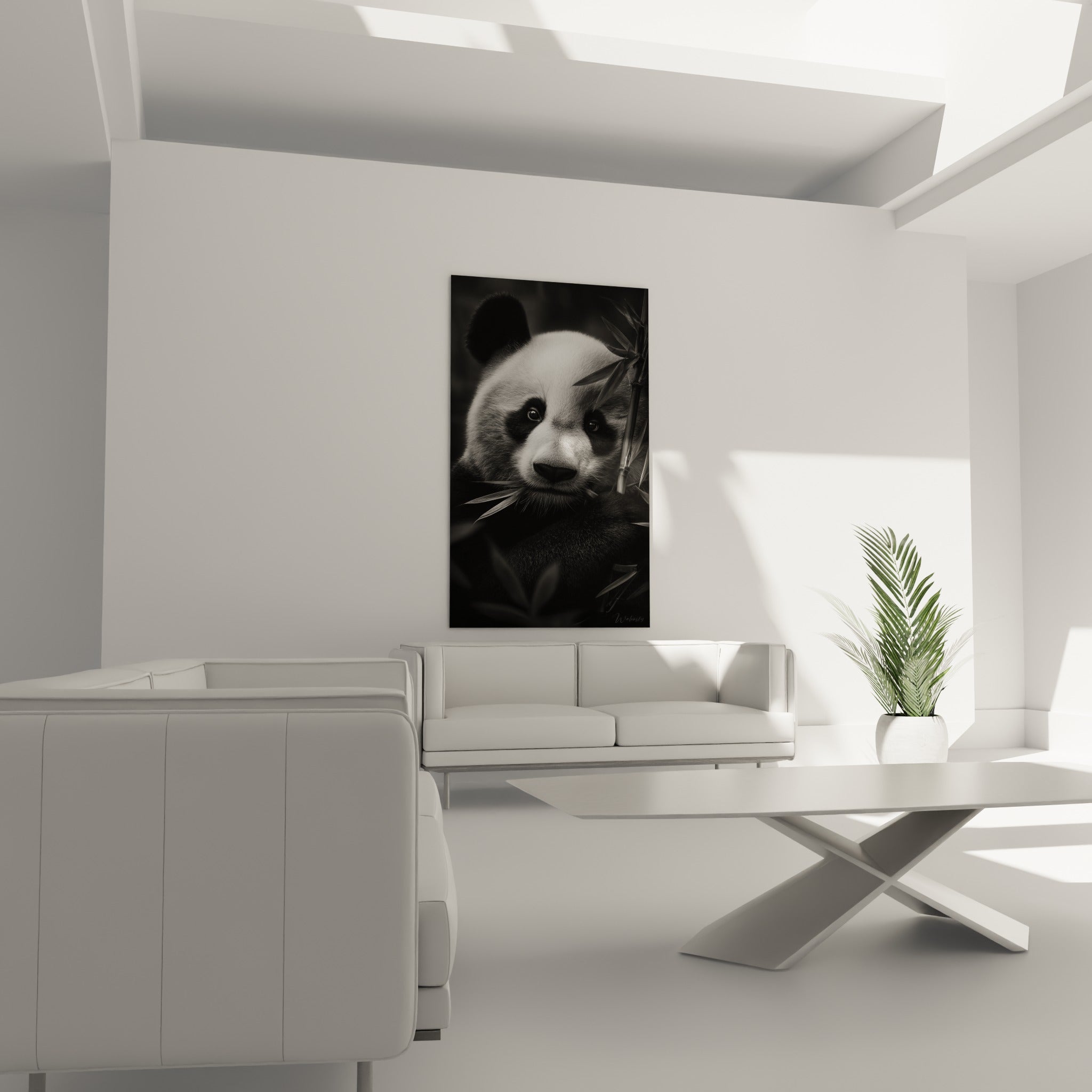 Museau de panda blanc et gris foncé entouré de feuilles de bambou, au-dessus d'un canapé dans un salon lumineux