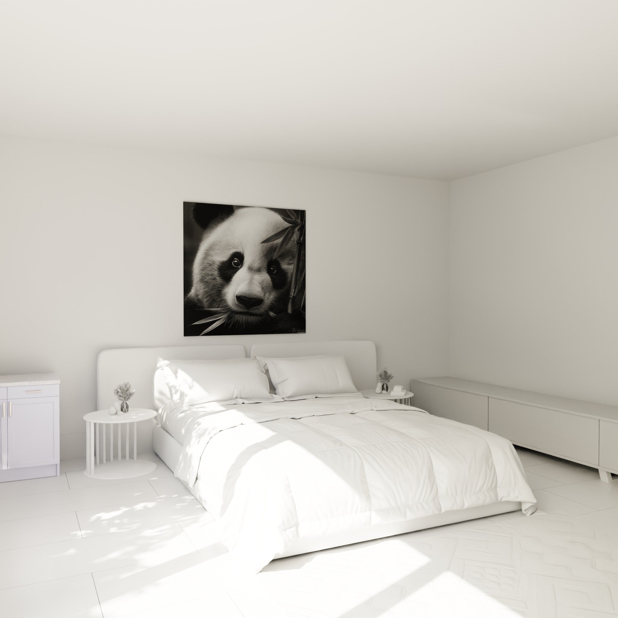 Museau de panda noir et blanc mâchant du bambou, accroché au-dessus d'un lit dans une chambre claire