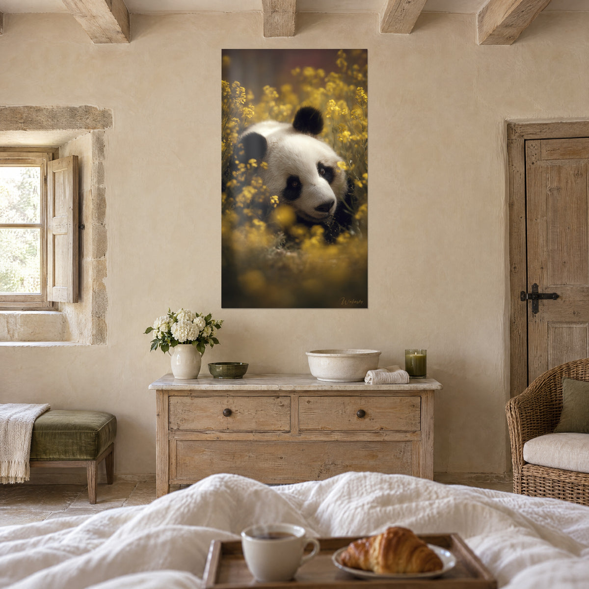 Gemälde großer Panda mit dunkler Schnauze, der zwischen goldenen Rapsblüten liegt, gegenüber einer Holzkommode über einem Bett in einem hellen Schlafzimmer