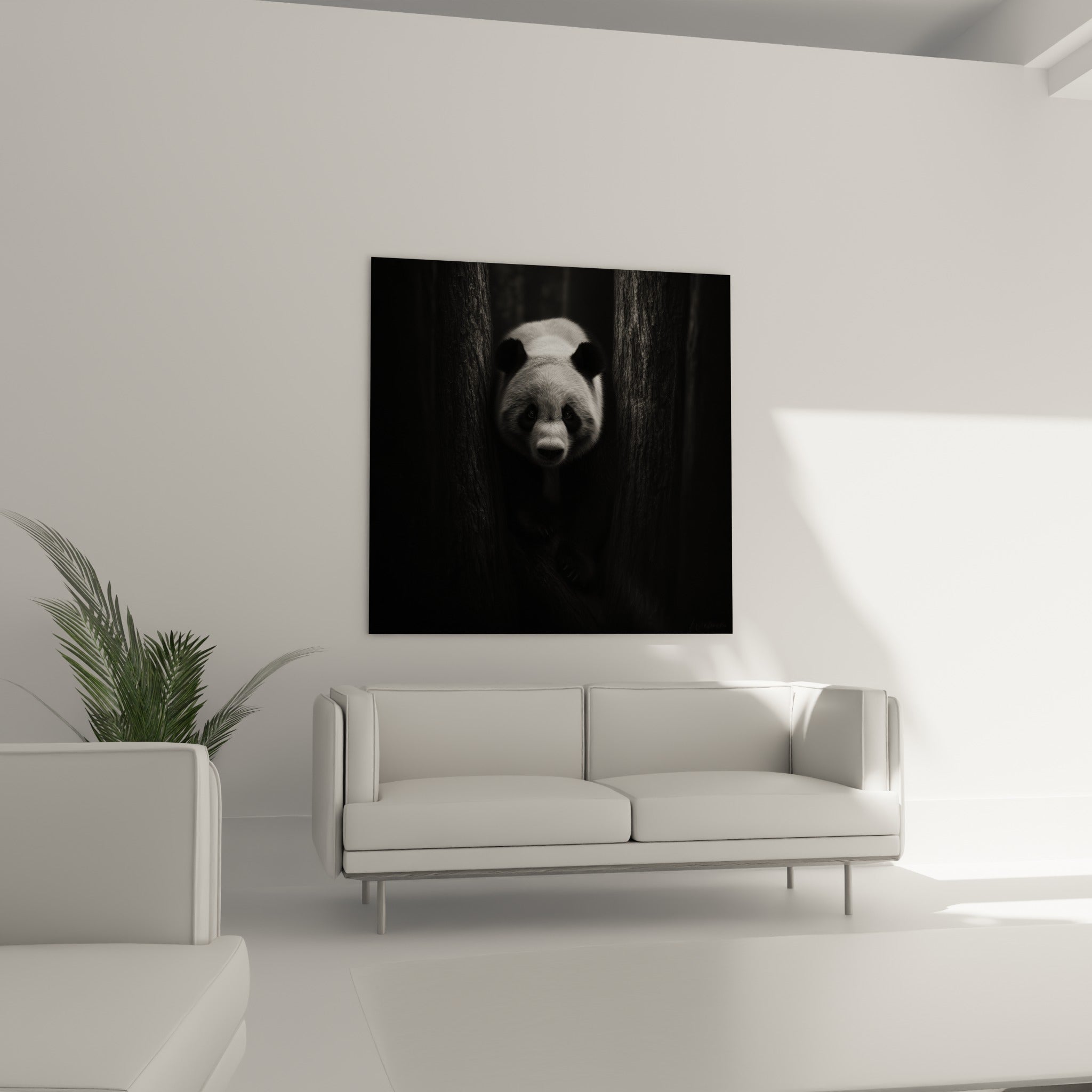 Museau sombre d'un panda blanc niché entre des troncs, accroché au-dessus d'un canapé dans un salon lumineux