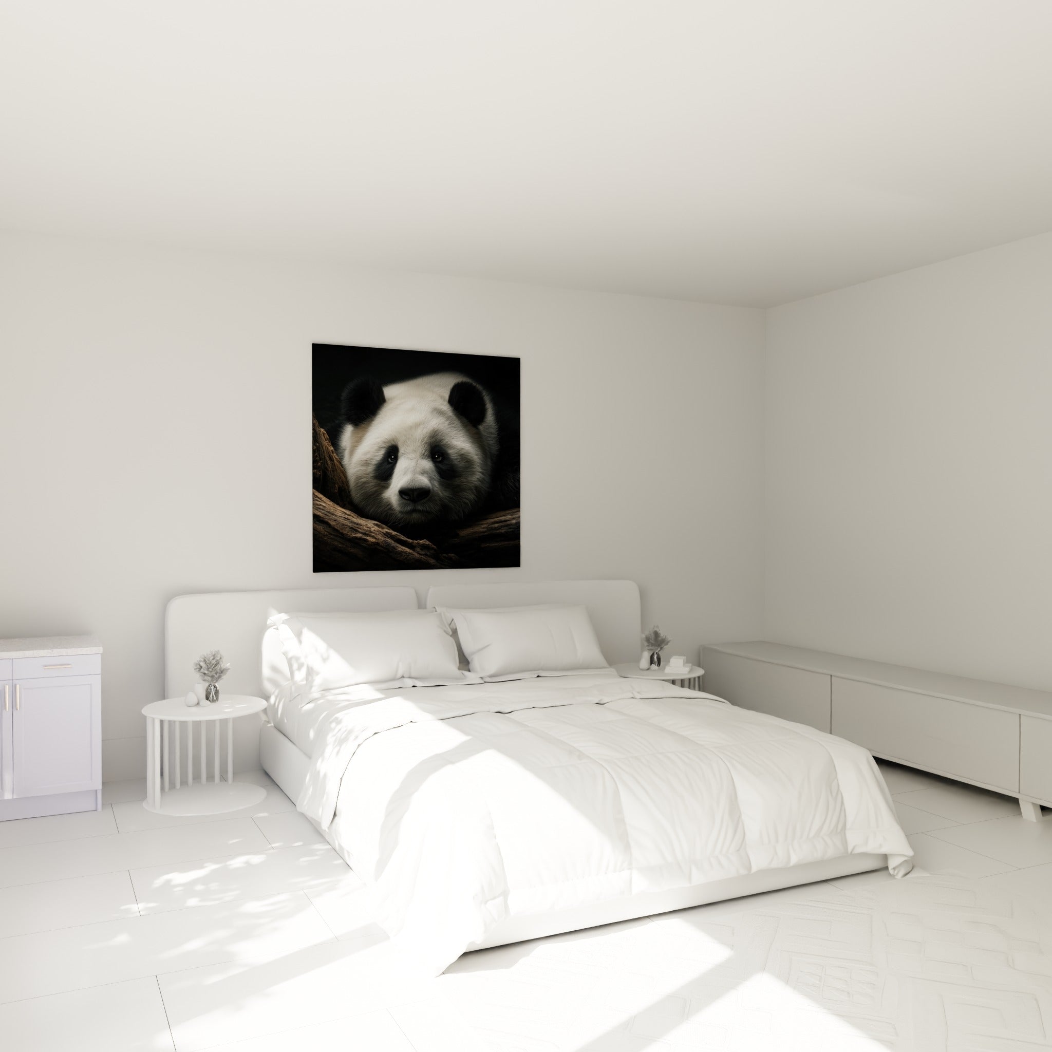 Panda blanc et noir au regard perçant accroché au-dessus d'un lit dans une chambre claire
