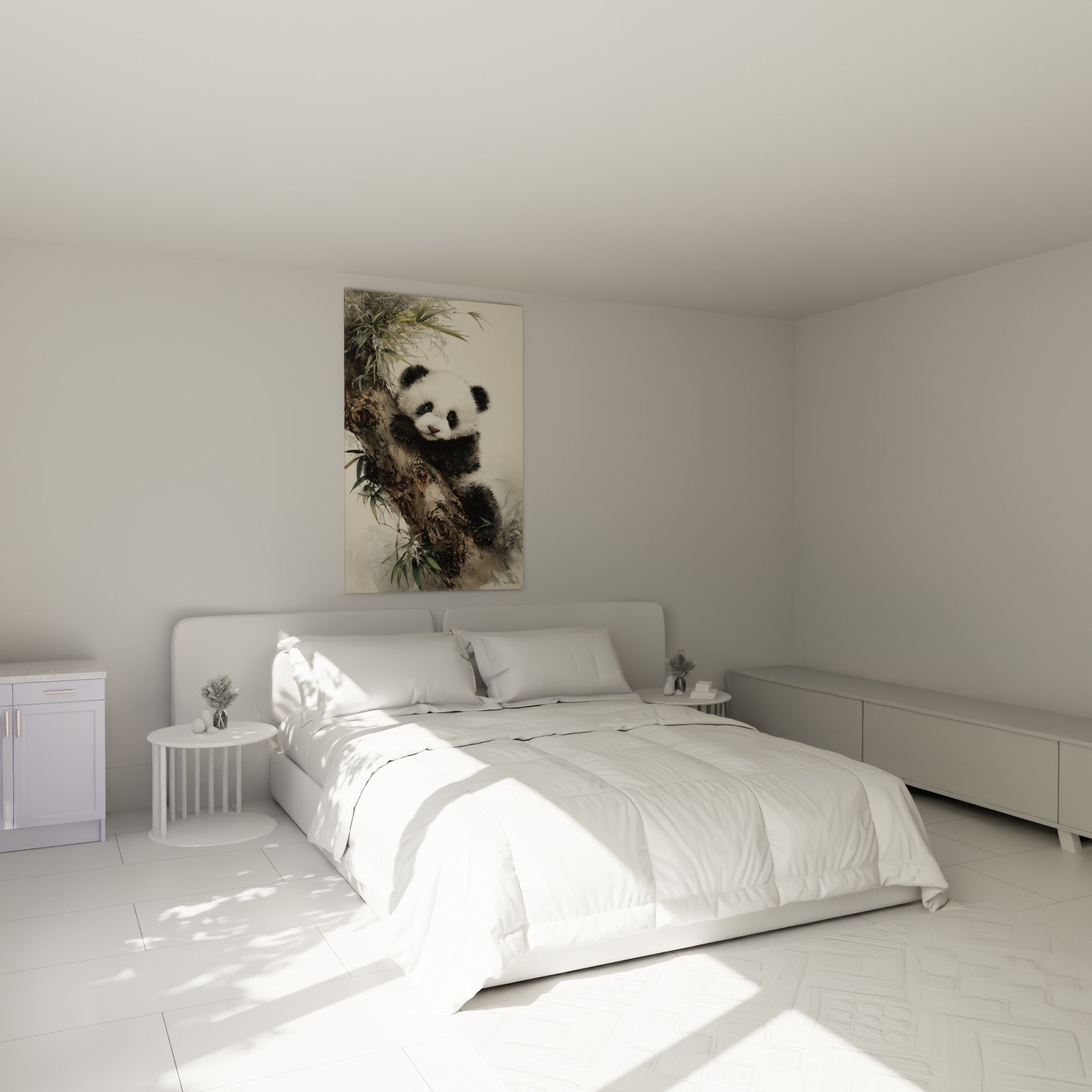 Bébé panda accroché à une branche texturée au-dessus d'un lit dans une chambre claire