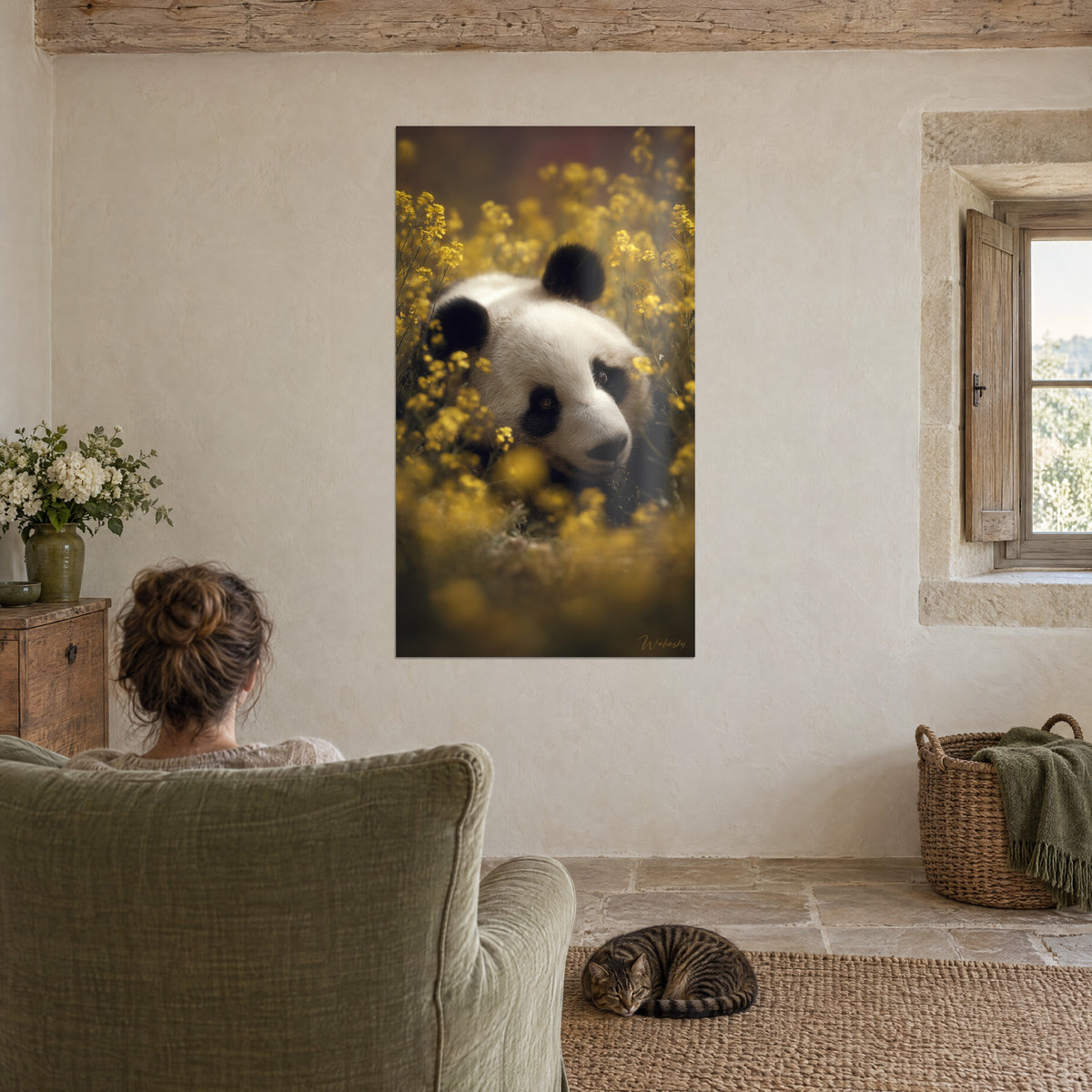 Gemälde Schwarz-weißer Panda in einem goldgelben Rapsschimmer, von einer Frau von hinten in einem grünen Sessel betrachtet, getigerte Katze auf dem Boden