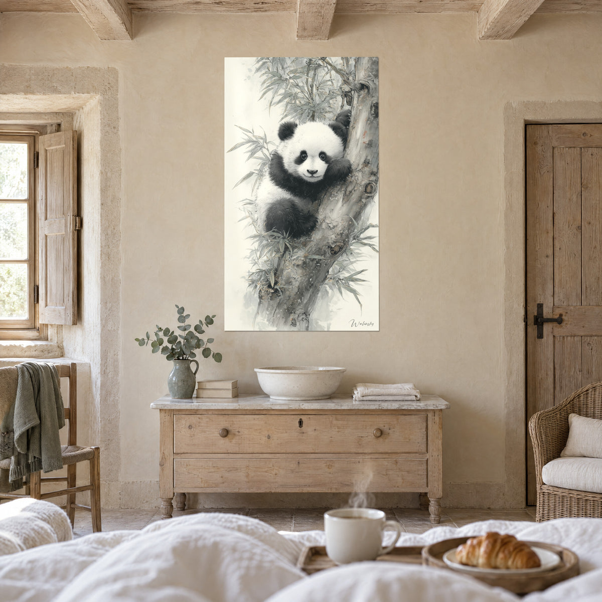 Schilderij babypanda die de schors omarmt, wit en zwart bont, grijze bamboetakken, boven een bed in een lichte slaapkamer