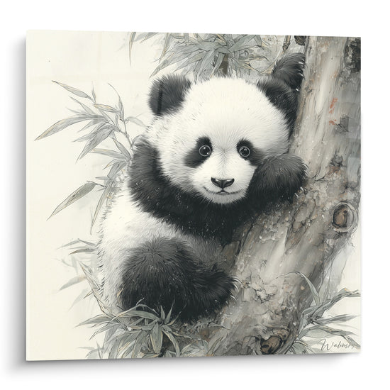 Panda juvénile noir et ivoire agrippé à un tronc anthracite parmi les feuilles de bambou