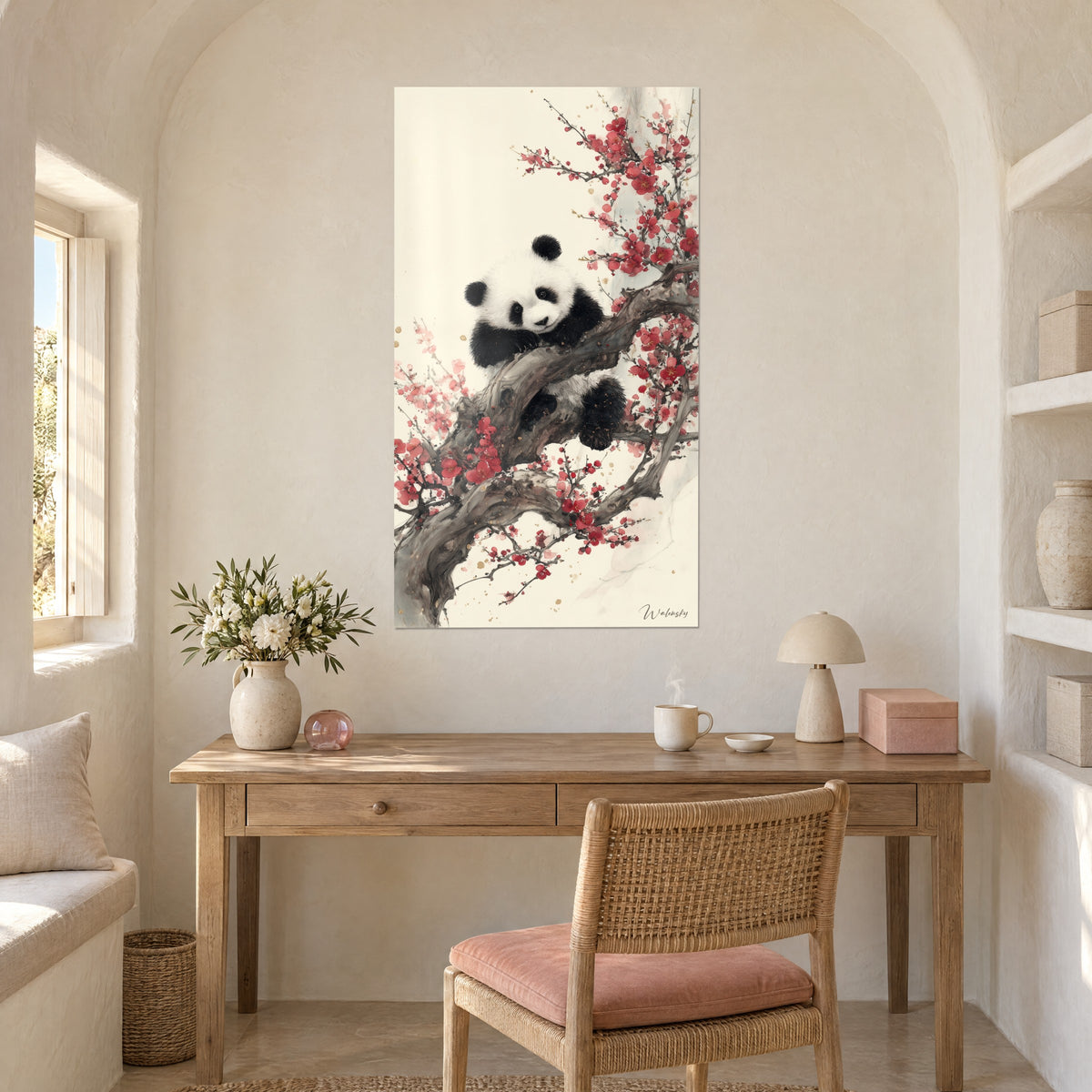 Schilderij levend bamboe-knuffeldier met zwarte oren op een bloeiende tak, rood en crème, boven een bureau van licht hout