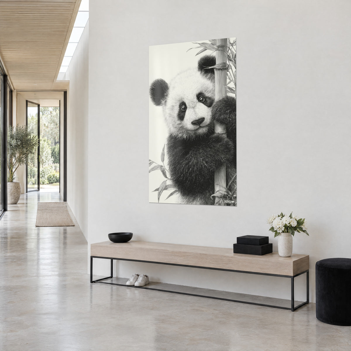 Πίνακας νεαρό panda με στρογγυλά μάτια περιγεγραμμένα με μαύρο, γούνα ελεφαντοστού και κάρβουνου, τριών τετάρτων σε φωτεινό διάδρομο