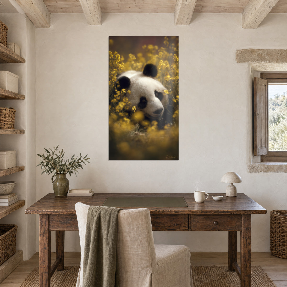 Gemälde Pandaporträt mit sanftem Blick, umgeben von unscharfem gelbem Raps, beige Wand über einem antiken Holzschreibtisch und einer Olivenvase