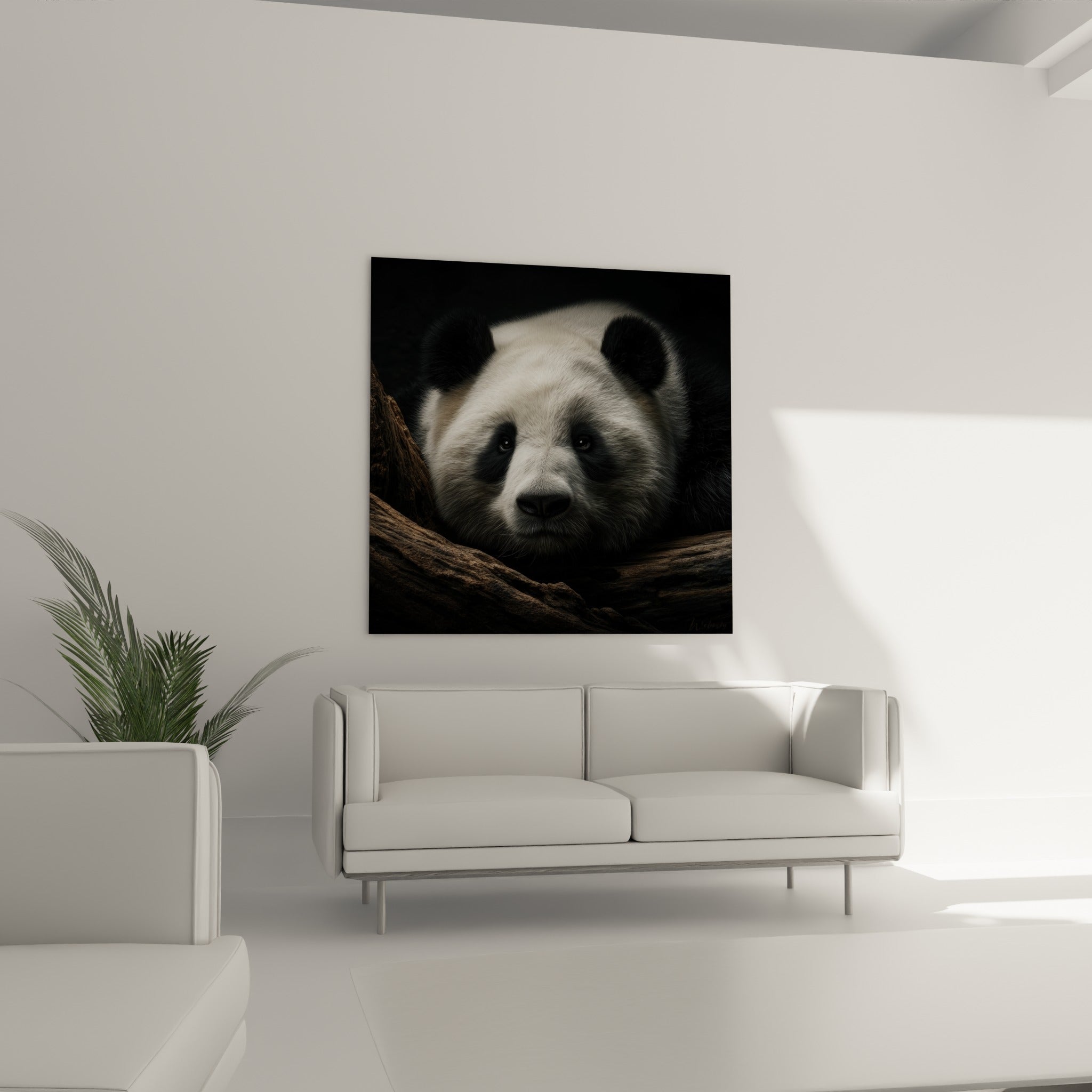 Panda brun et noir appuyé sur une branche, accroché au-dessus d'un canapé dans un salon lumineux