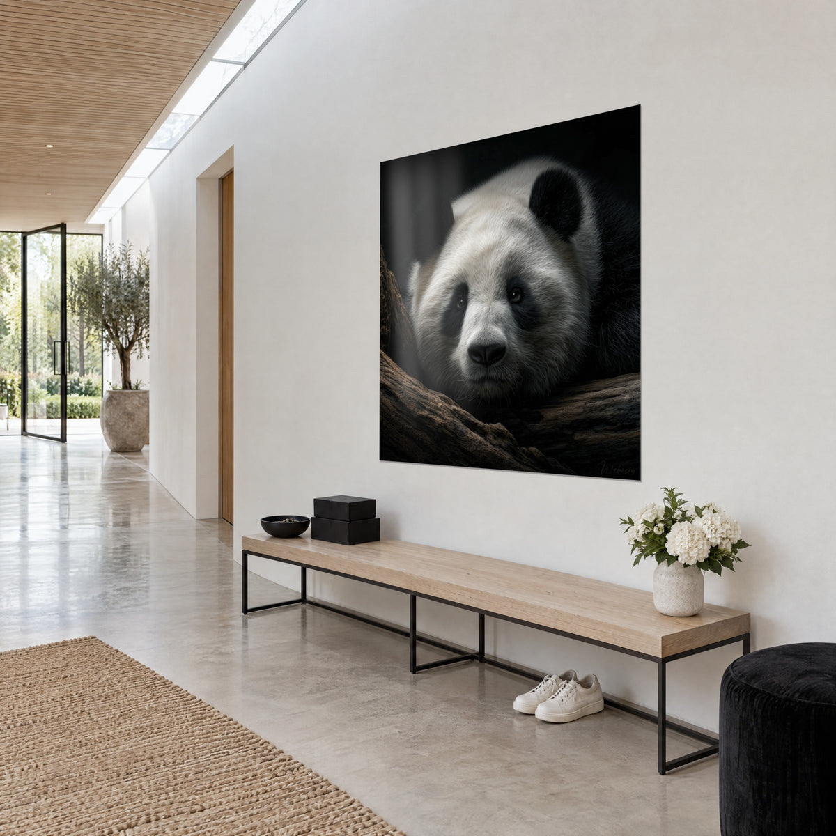 Quadro orso panda pacifico, testa tonda bianca e mascherine nere su sfondo scuro, ramo marrone in primo piano, corridoio luminoso in prospettiva