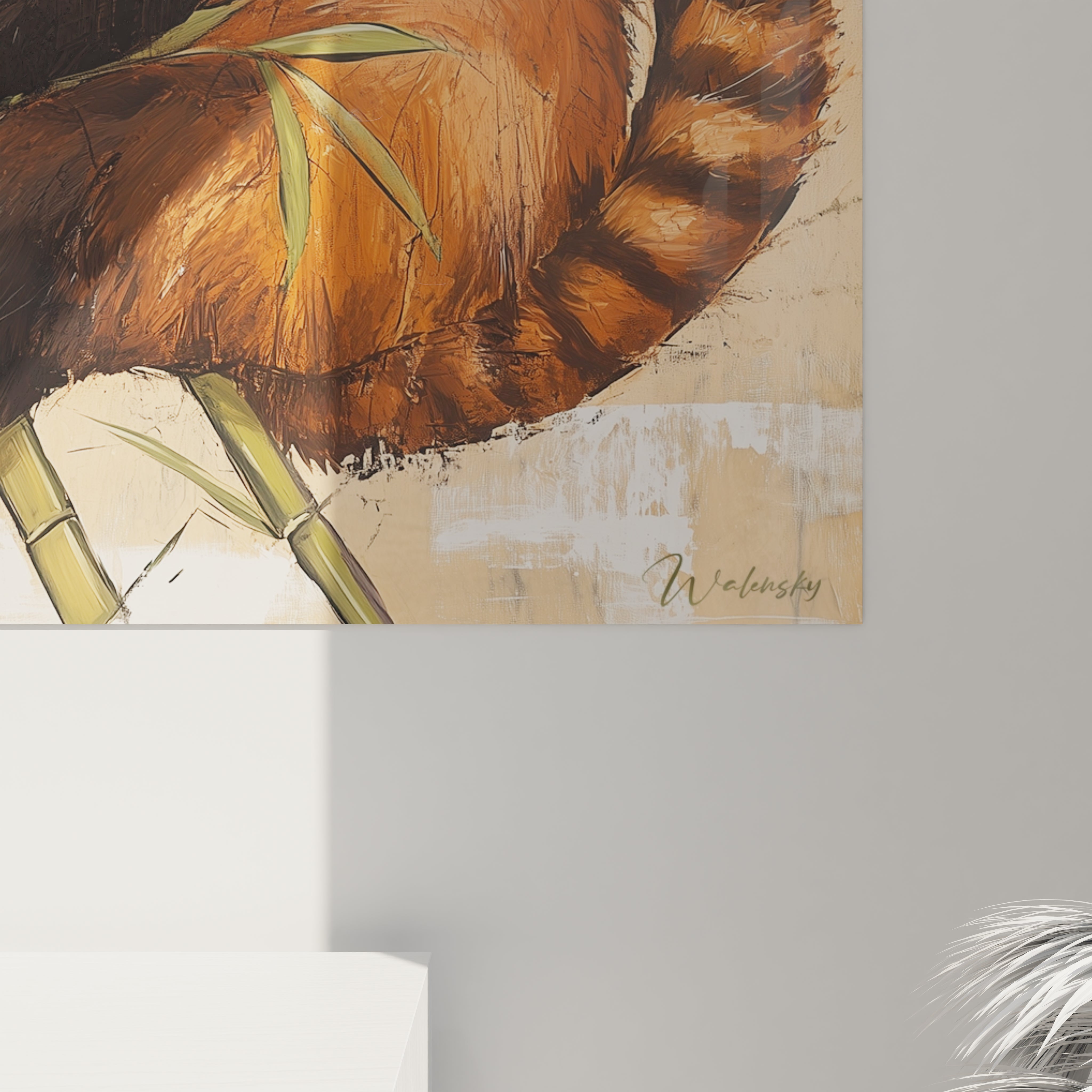 Détail du tableau panda roux par Walensky avec motifs de bambous sur mur clair