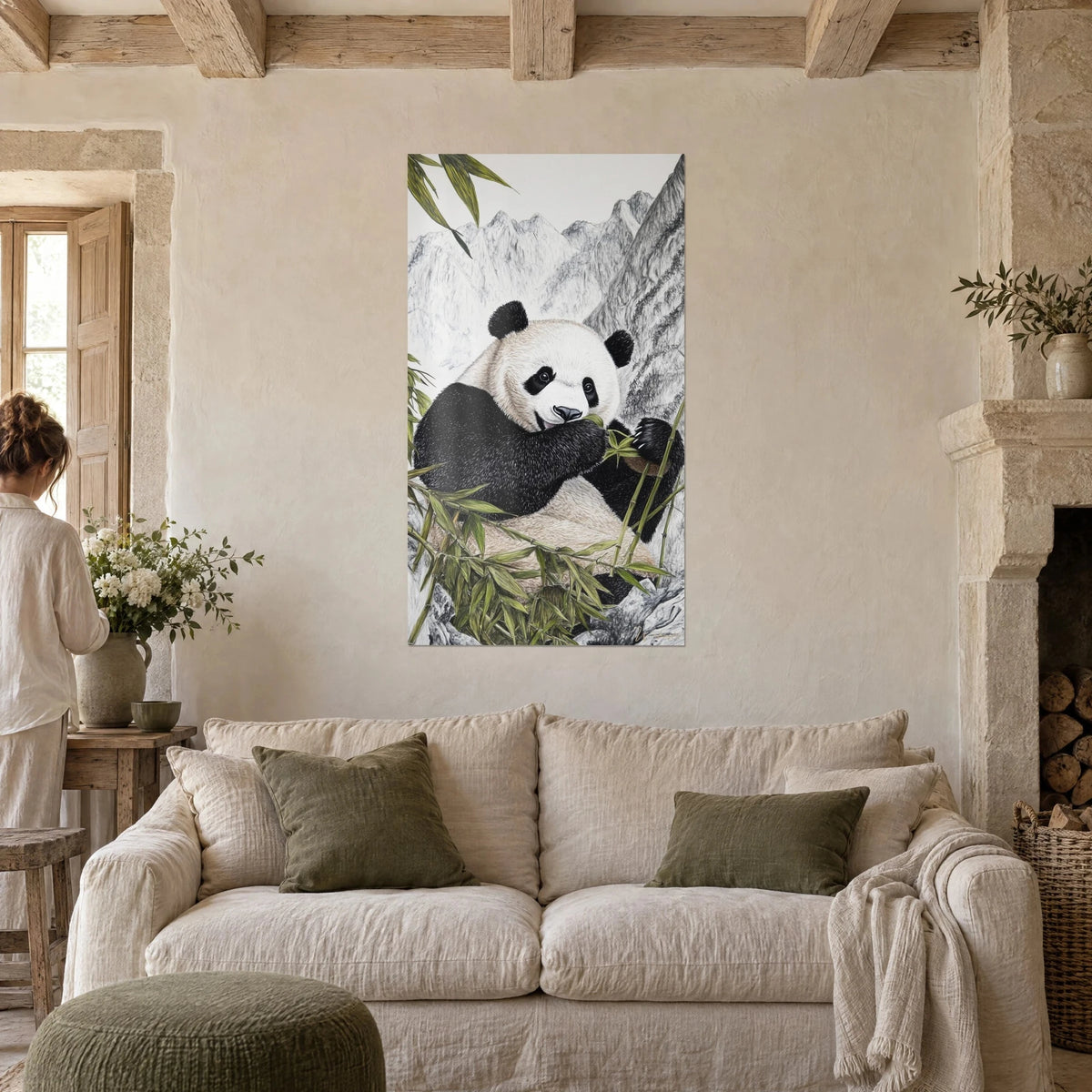 Tableau panda géant croquant une tige de bambou, pelage noir et blanc, montagnes grises, au-dessus d'un canapé dans un salon lumineux