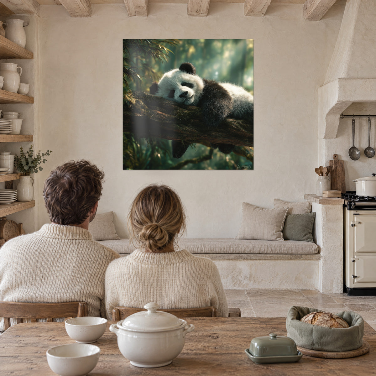 Tableau panda géant paisible, pattes noires pendantes, brume verte et rayons dorés de la forêt, face à un couple de dos dans une cuisine en pierre