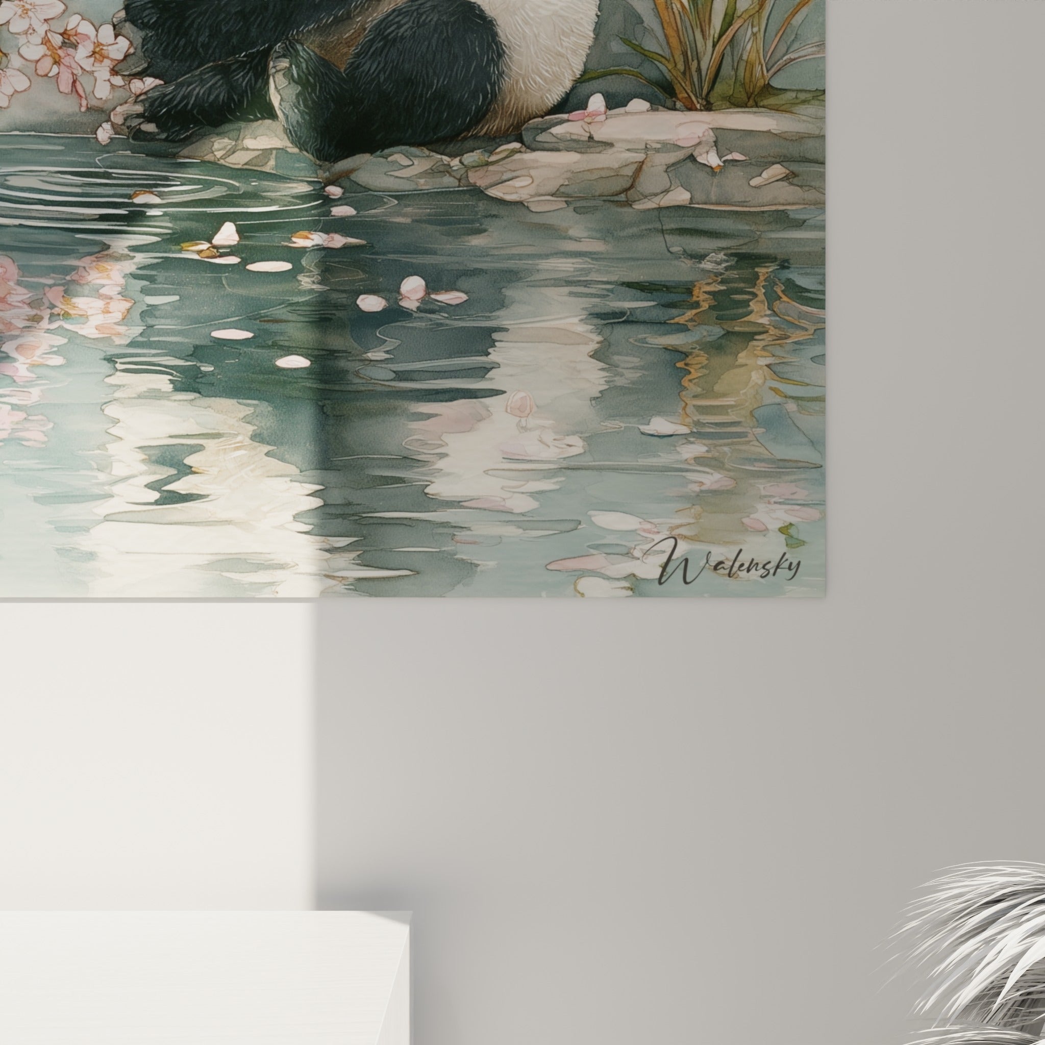 Pétales roses et reflets bleu gris se mêlent dans la texture aquarelle de cette toile