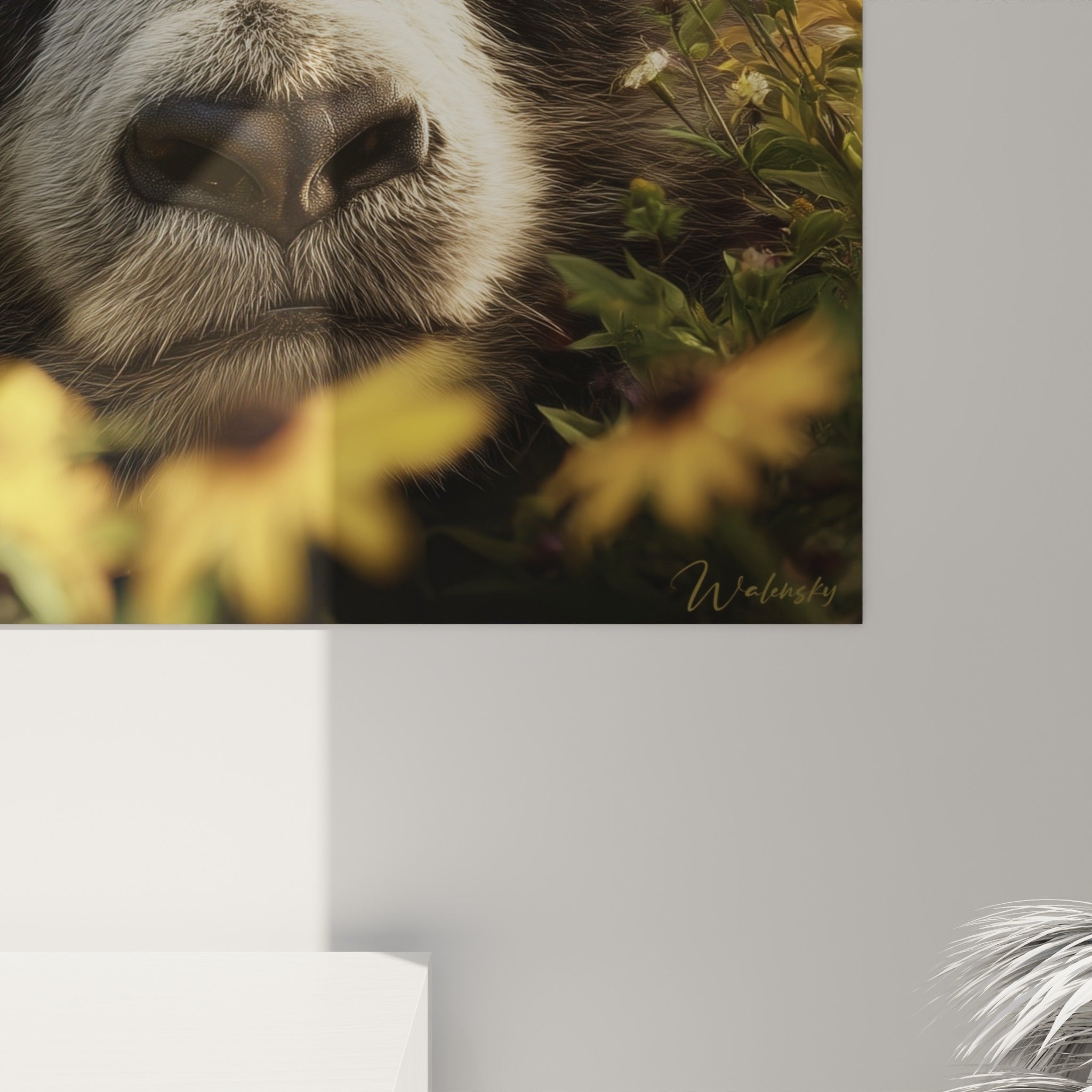 Fourrure blanche et noire du panda finement texturée, pétales jaunes flous en gros plan sur la toile
