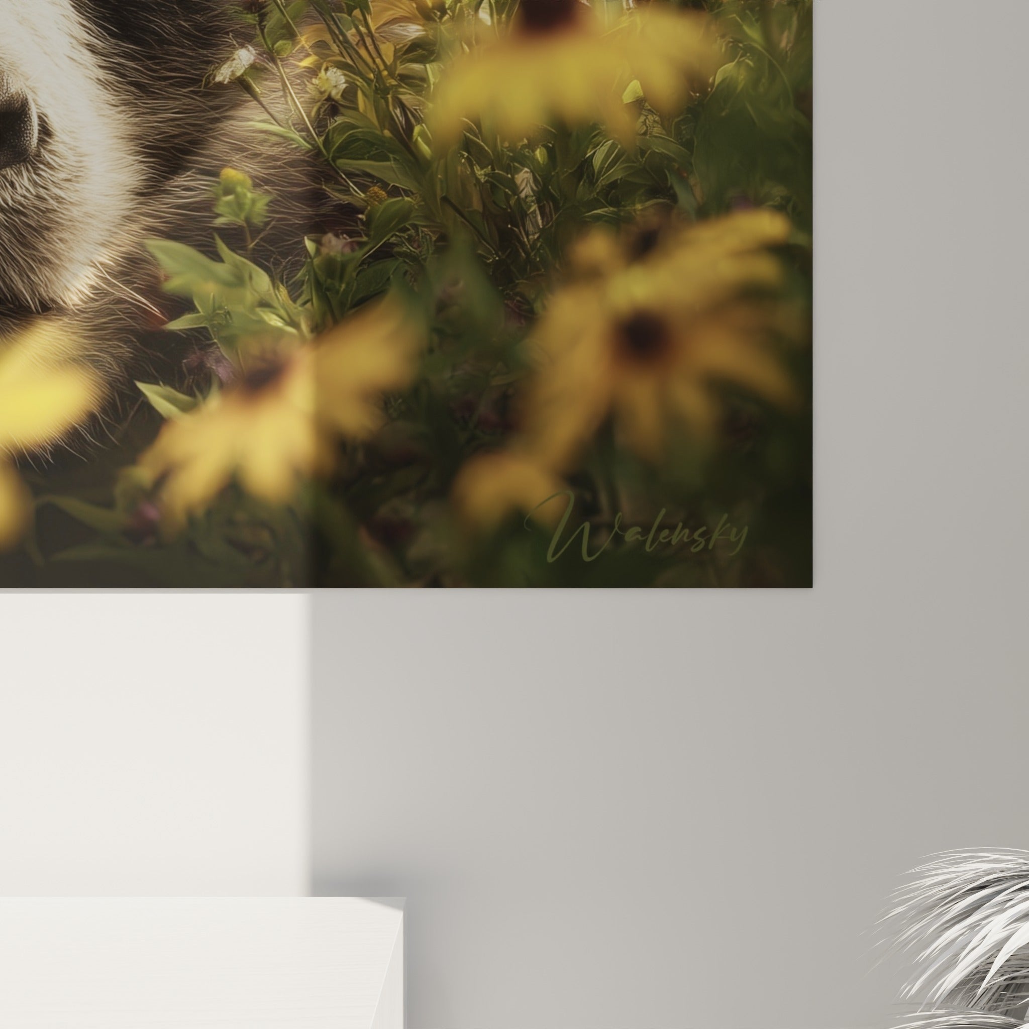 Texture du pelage noir et blanc du panda, grain fin et pétales jaunes en gros plan sur la toile