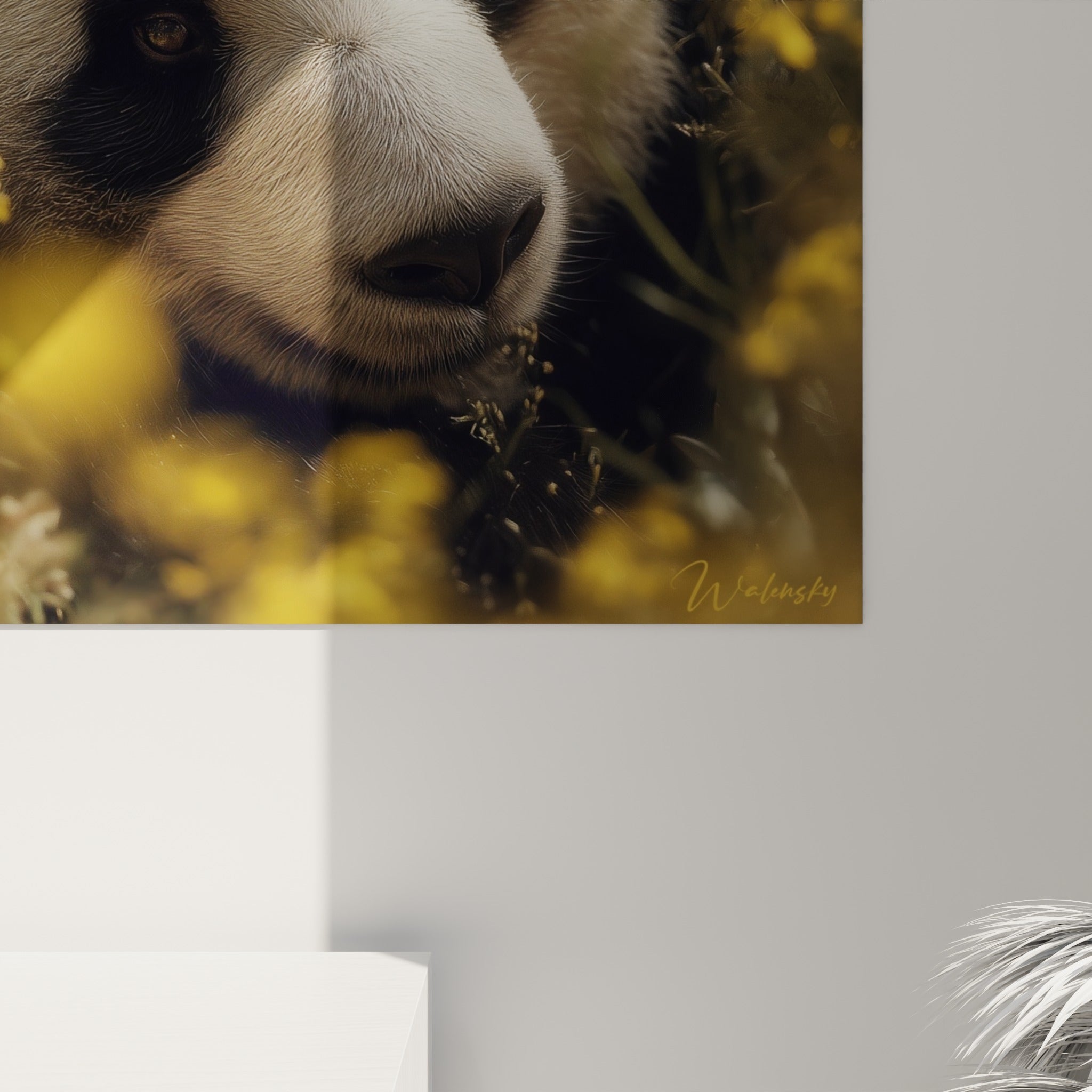 Grain de l'impression révélant la texture du pelage blanc et noir du panda parmi les pétales jaunes