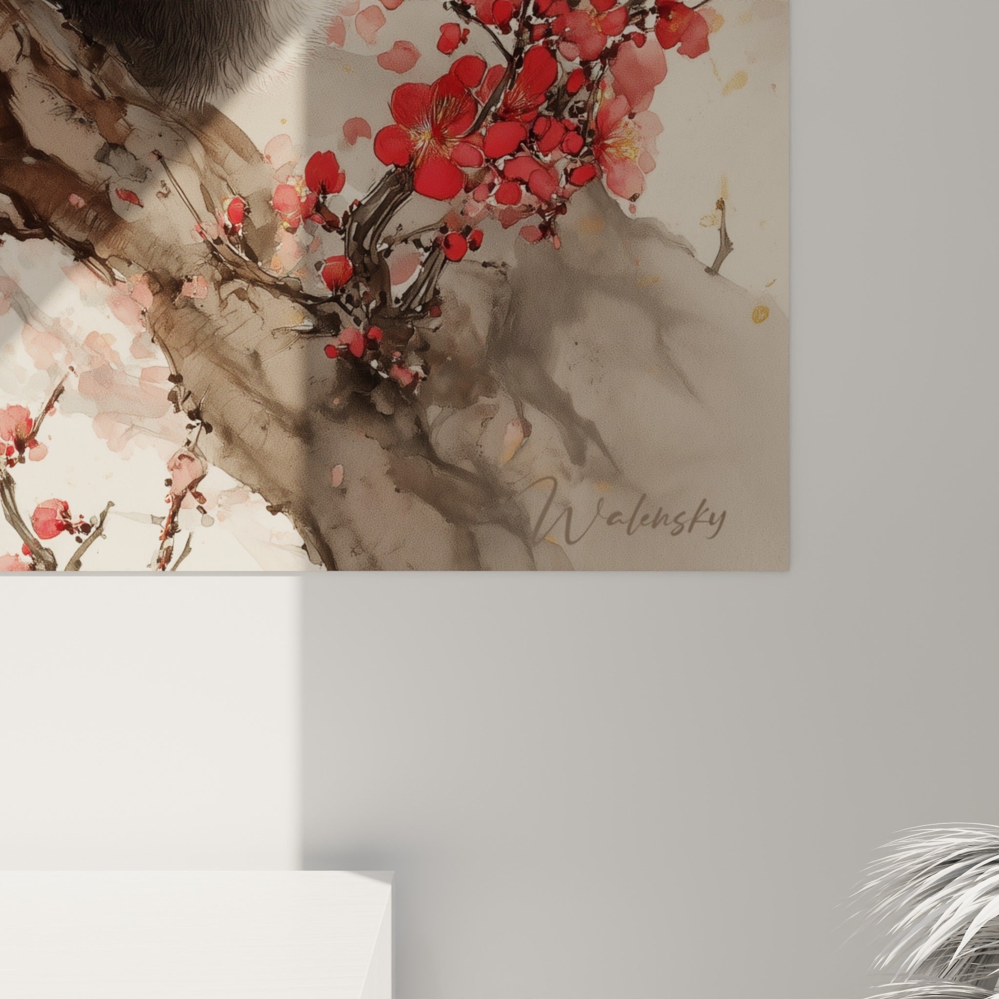 Grain de peinture visible sur les pétales roses et le pelage noir et blanc du panda accroché