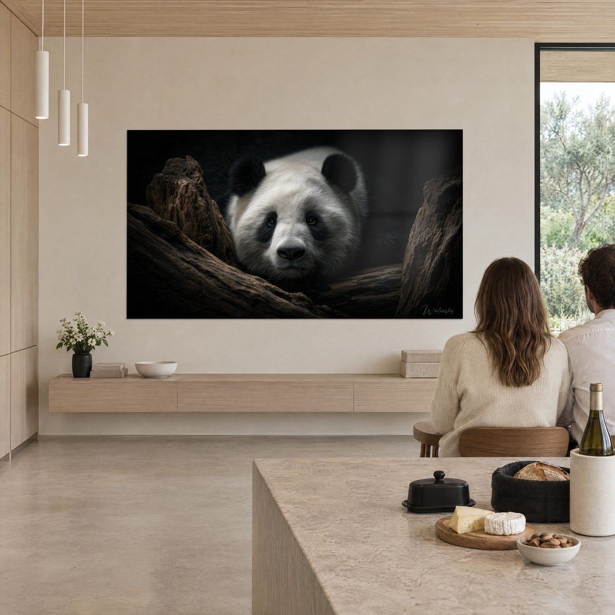 Obraz gigantyczna panda z Chin o łagodnym spojrzeniu, biała maska i czarne plamy na rdzawej korze, para tyłem obok otwartej kuchni