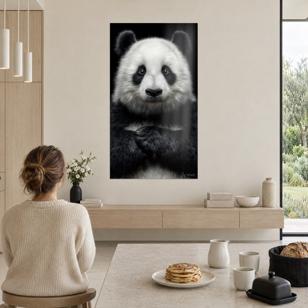 Πίνακας panda από μπροστά, βαθύ καφέ βλέμμα, χιονόλευκη και έβενος γούνα με λεπτές τρίχες, απέναντι από τραπέζι πρωινού και τζάμι παραθύρου