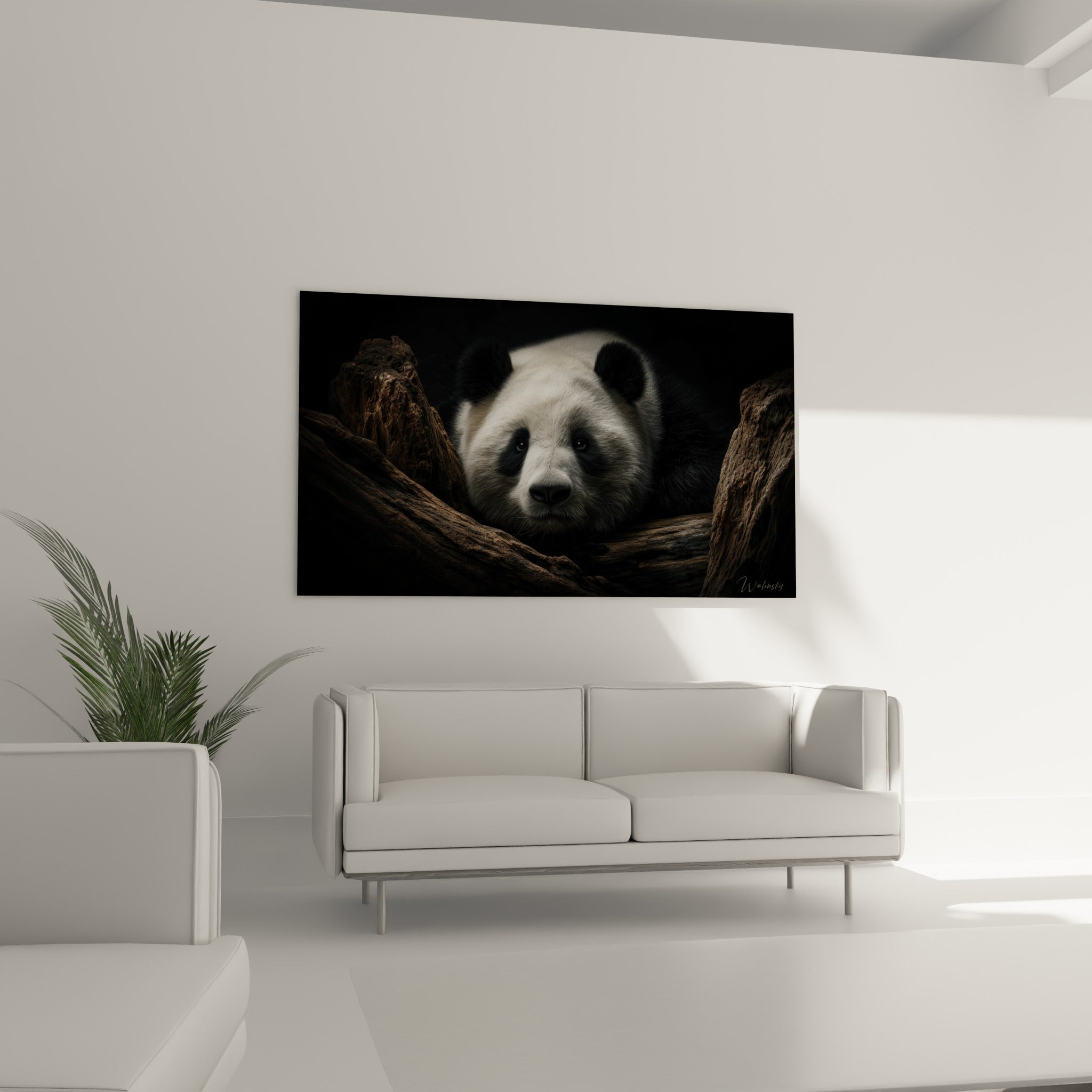 Panda aux yeux perçants entouré de roches brunes, suspendu au-dessus d'un canapé dans un salon lumineux