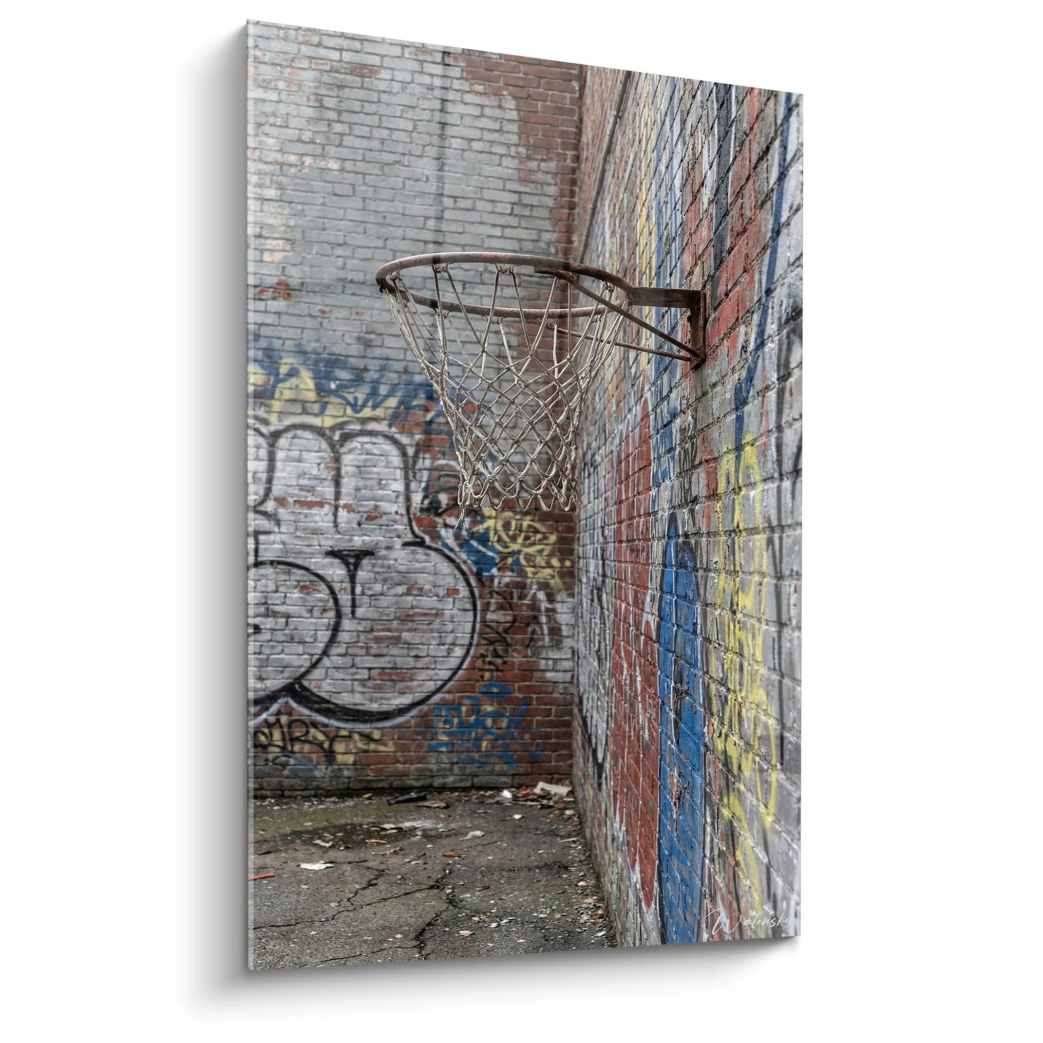 Tableau panier de basket urbain avec graffiti coloré sur murs de brique dans ruelle street art