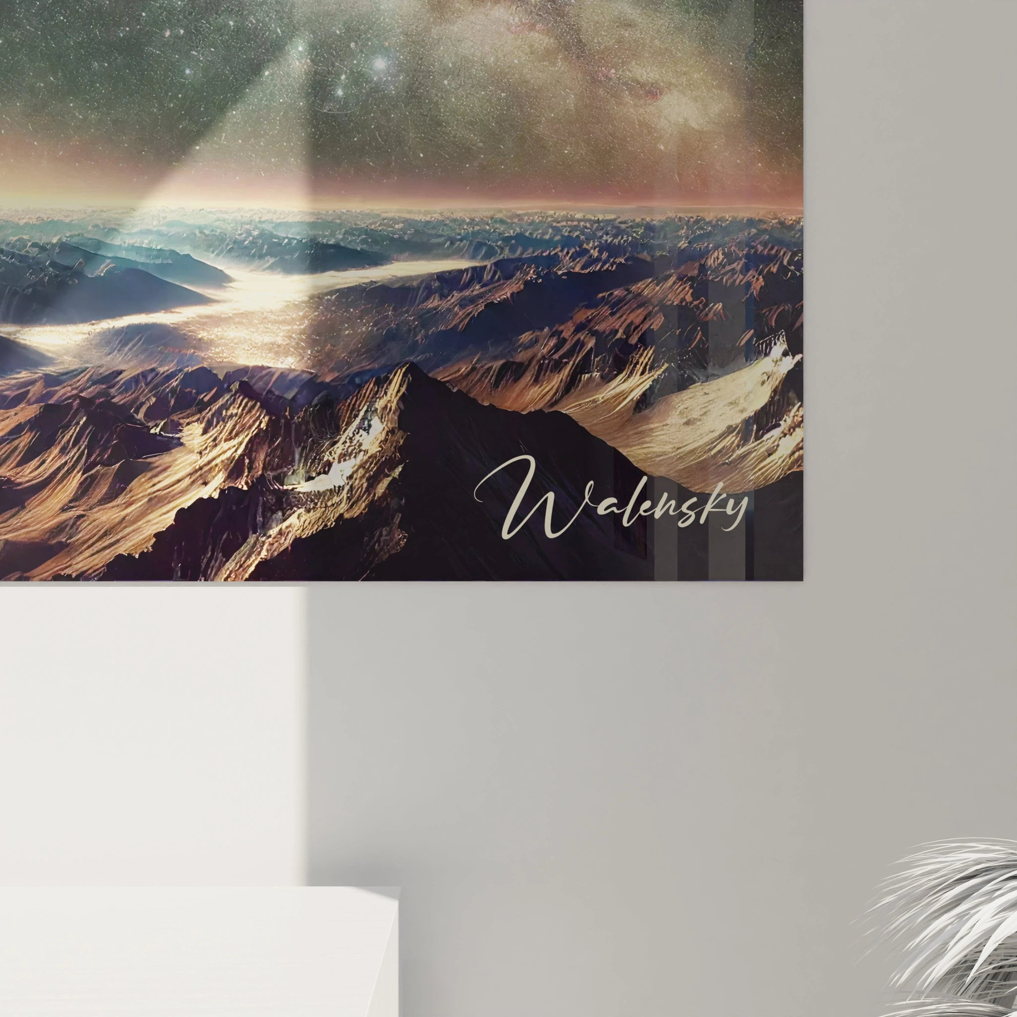 Vue rapprochée du tableau espace : Détail fascinant de ce tableau espace : une galaxie dorée et marine s'entrelace au-dessus de montagnes texturées, offrant une immersion totale dans l'infini céleste.


