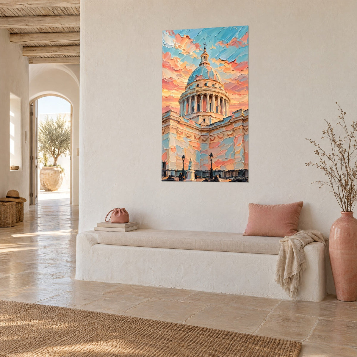 Quadro cupola monumentale dipinta a spatola, nuvole corallo e turchese, appeso a una parete bianca accanto a una panca in gesso