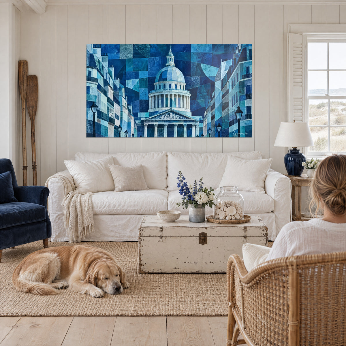 Cuadro Panteón en mosaico de azules y blancos, cúpula y columnas, con perro y dos personas sobre un sofá en un salón luminoso