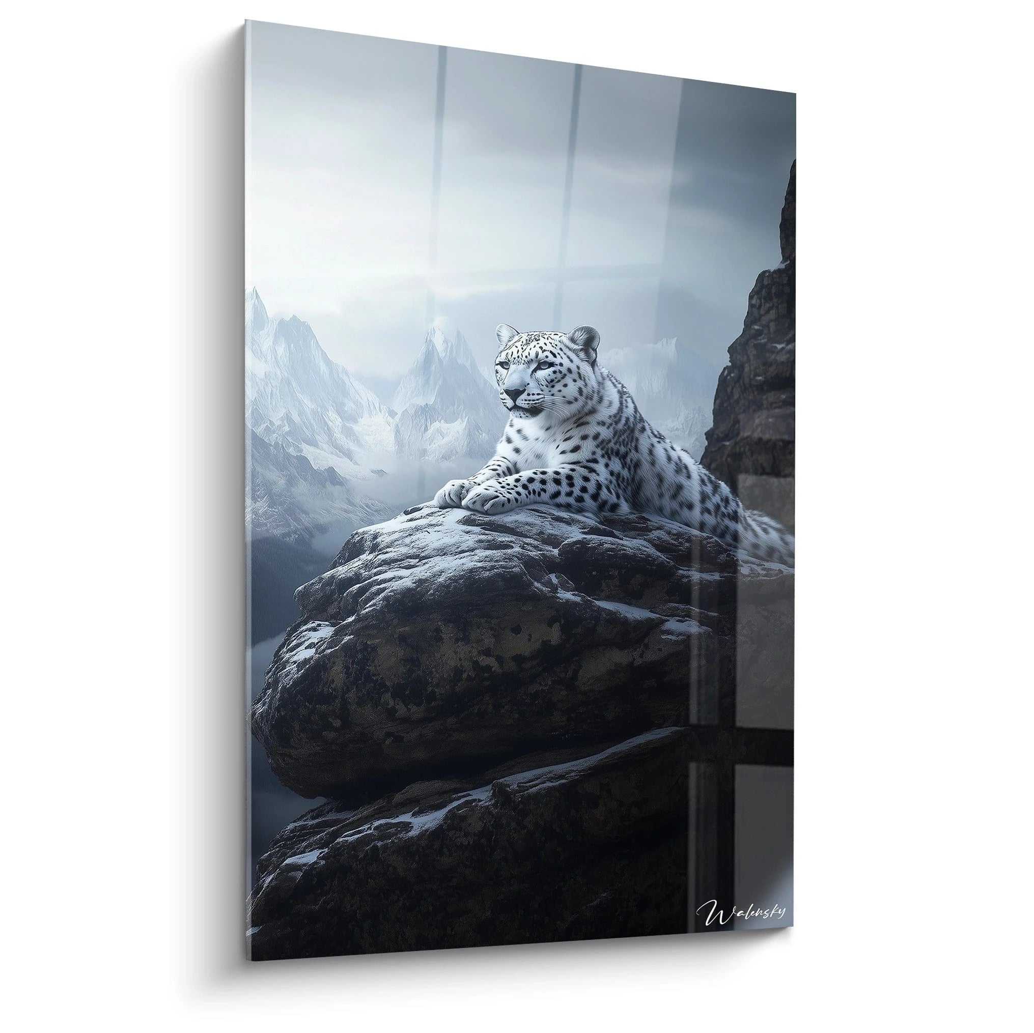Un tableau panthère des neiges allongée sur un rocher escarpé, surplombant un paysage de montagnes enneigées. Le félin au pelage blanc tacheté se détache sur un fond de ciel brumeux et de sommets glacés aux tonalités bleu-gris.
