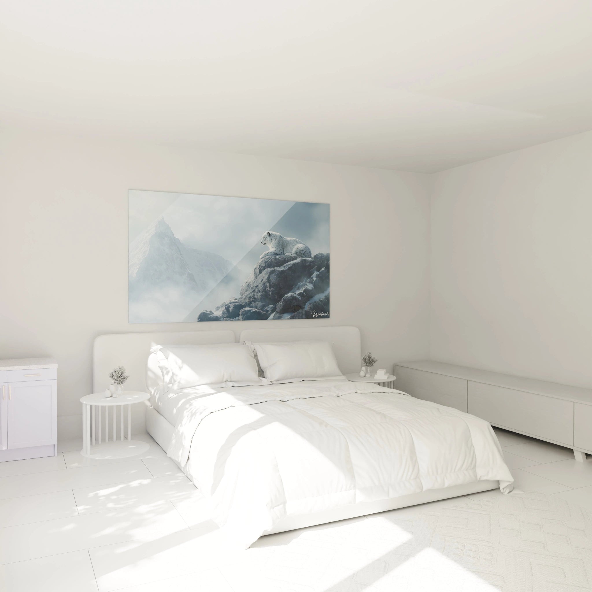 Un tableau panthère des neiges représentant le prédateur en position d'observation sur une crête rocheuse, dominant un panorama de hautes montagnes enneigées. Le pelage tacheté gris-blanc de l'animal contraste avec l'atmosphère brumeuse aux teintes bleues et grises.
