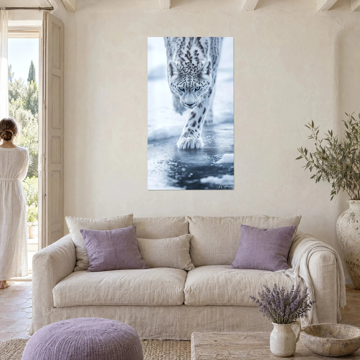 Gemälde Schneeleopard mit blauen Augen, weißes Fell mit grauen Flecken, Pfoten auf dem Eis, über einem Sofa in einem hellen Wohnzimmer