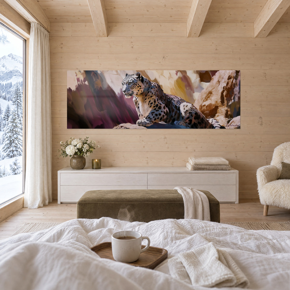 Cuadro gran felino moteado de mirada ámbar, roca beige y toques púrpura, colgado sobre una cama en un dormitorio luminoso
