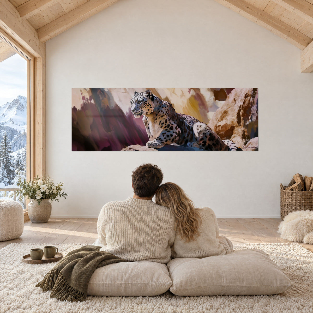 Cuadro retrato de leopardo de las nieves sobre roca rosa y leonada, de garras poderosas, una pareja abrazada de espaldas en un salón