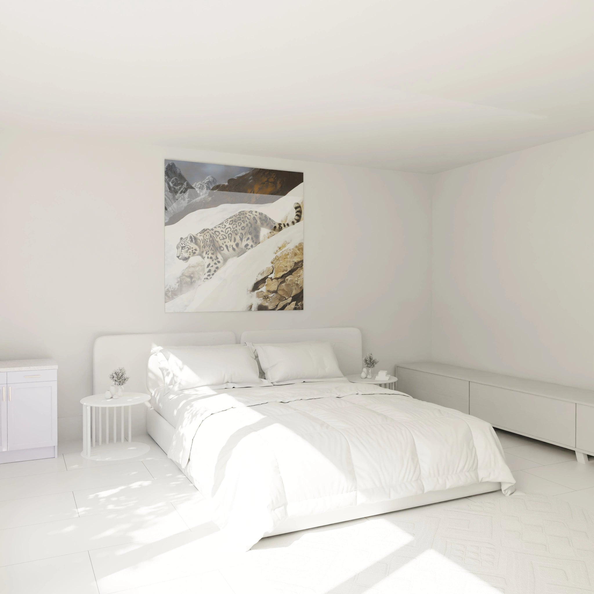 Tableau panthère des neiges Walensky accroché dans une chambre moderne avec lit blanc et lumière naturelle