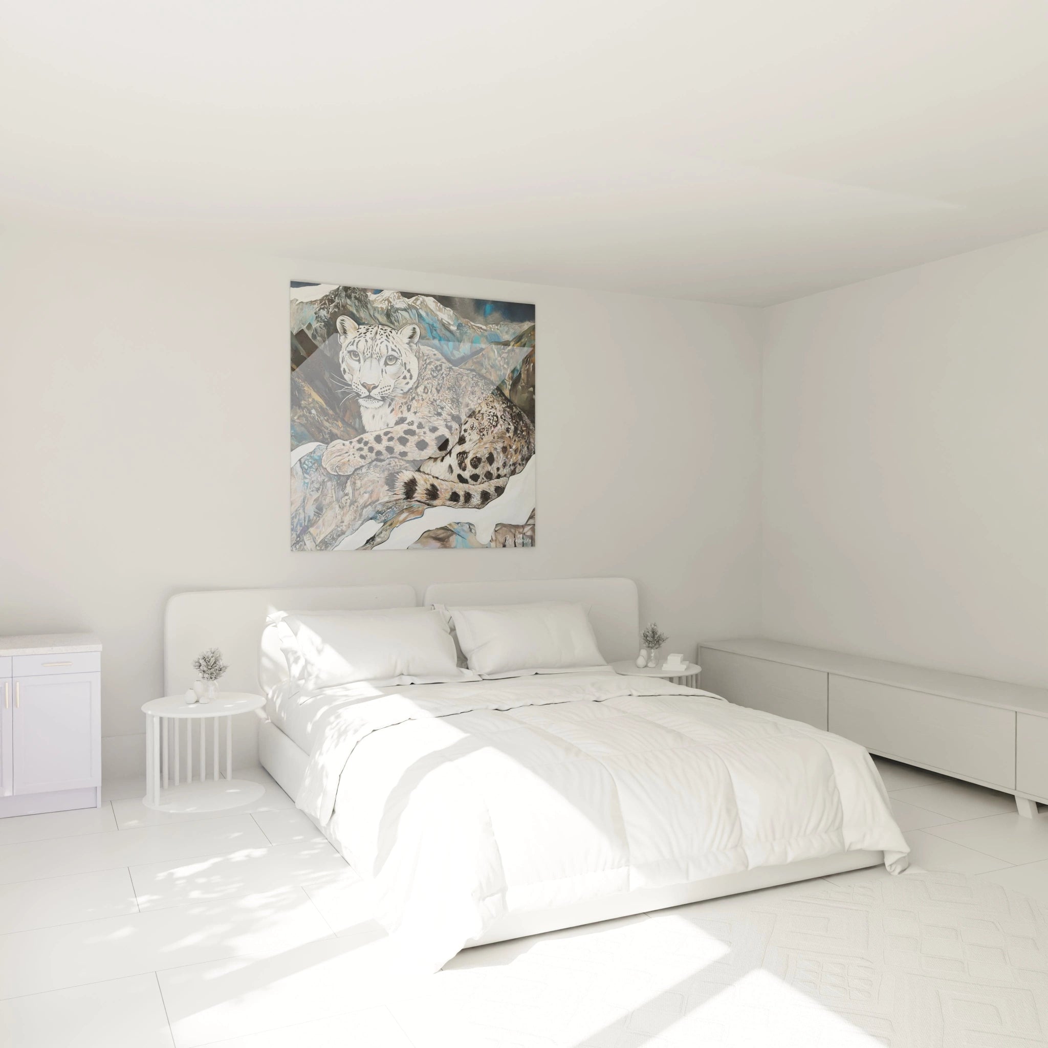 Tableau panthère des neiges Walensky accroché au-dessus d'un lit blanc dans une chambre lumineuse et minimaliste