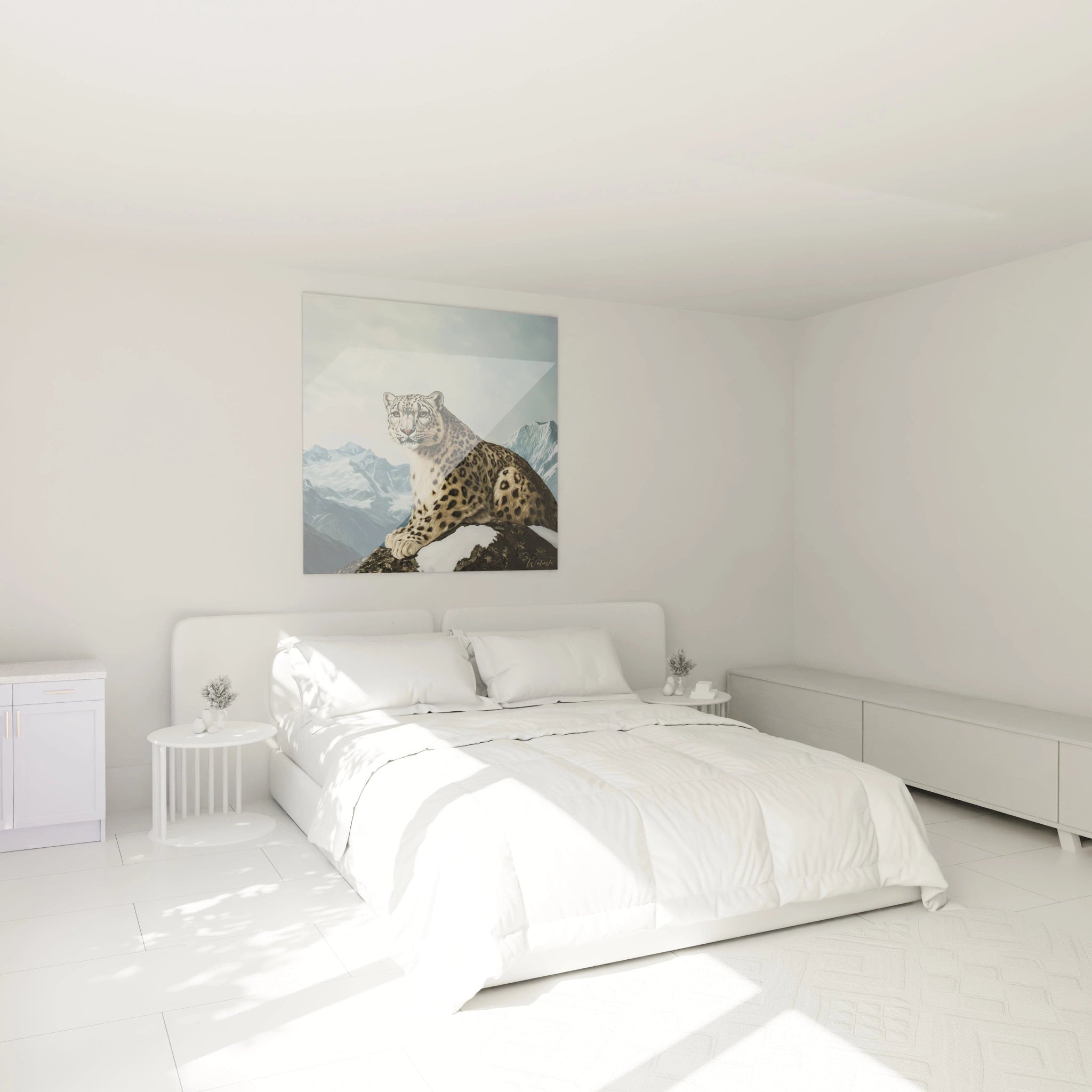 Tableau panthère des neiges Walensky accroché au-dessus d'un lit blanc dans une chambre moderne lumineuse