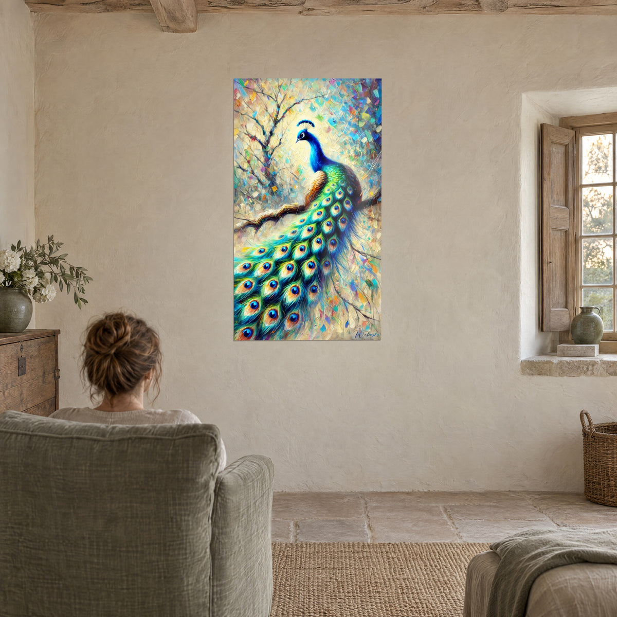 Schilderij pauw getooid met een pluim, koningsblauw en zacht groen op een ivoorkleurige achtergrond, tegenover een saliegrijze fauteuil bij een raam