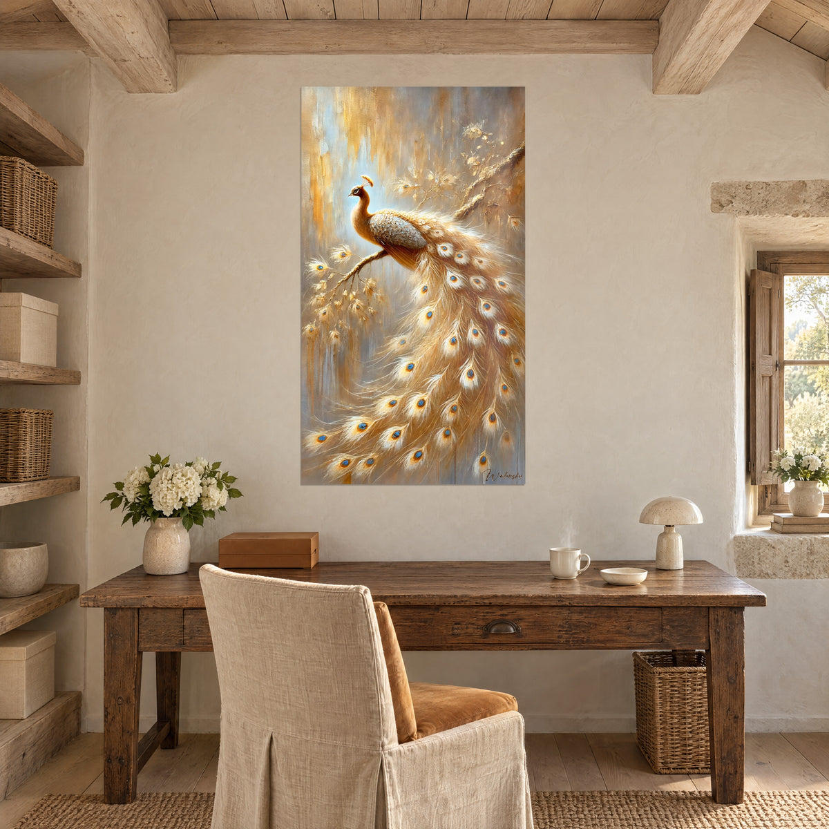 Quadro pavone dai riflessi ramati e grigi, ramo fiorito dorato, occhi blu, sulla parete di uno studio rustico in legno