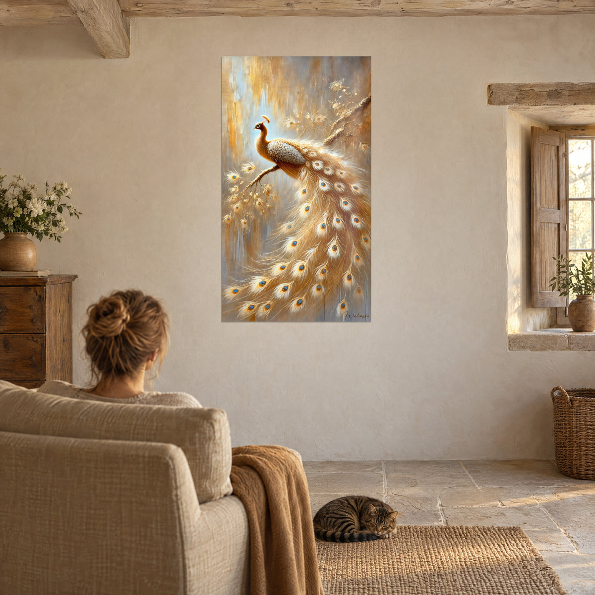 Quadro pavone elegante con piume sabbia e turchese, ramo dorato, di fronte a una poltrona beige e a un gatto tigrato addormentato