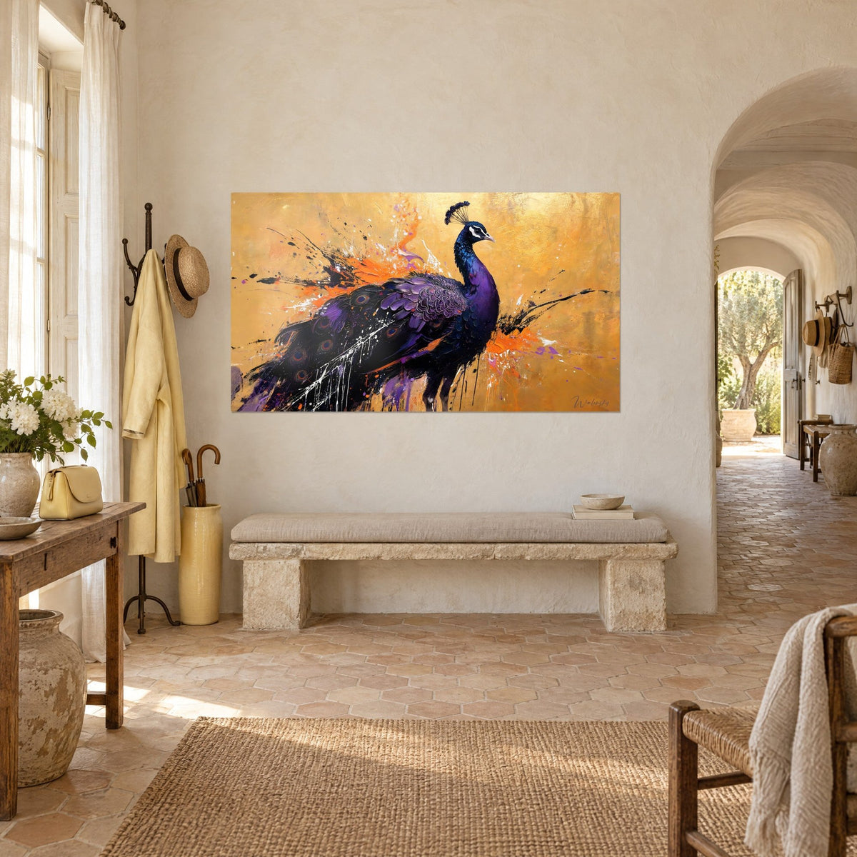 Tableau oiseau royal à l'aigrette noire, plumage indigo sur fond doré, éclats orange, au-dessus d'un banc de pierre du mas