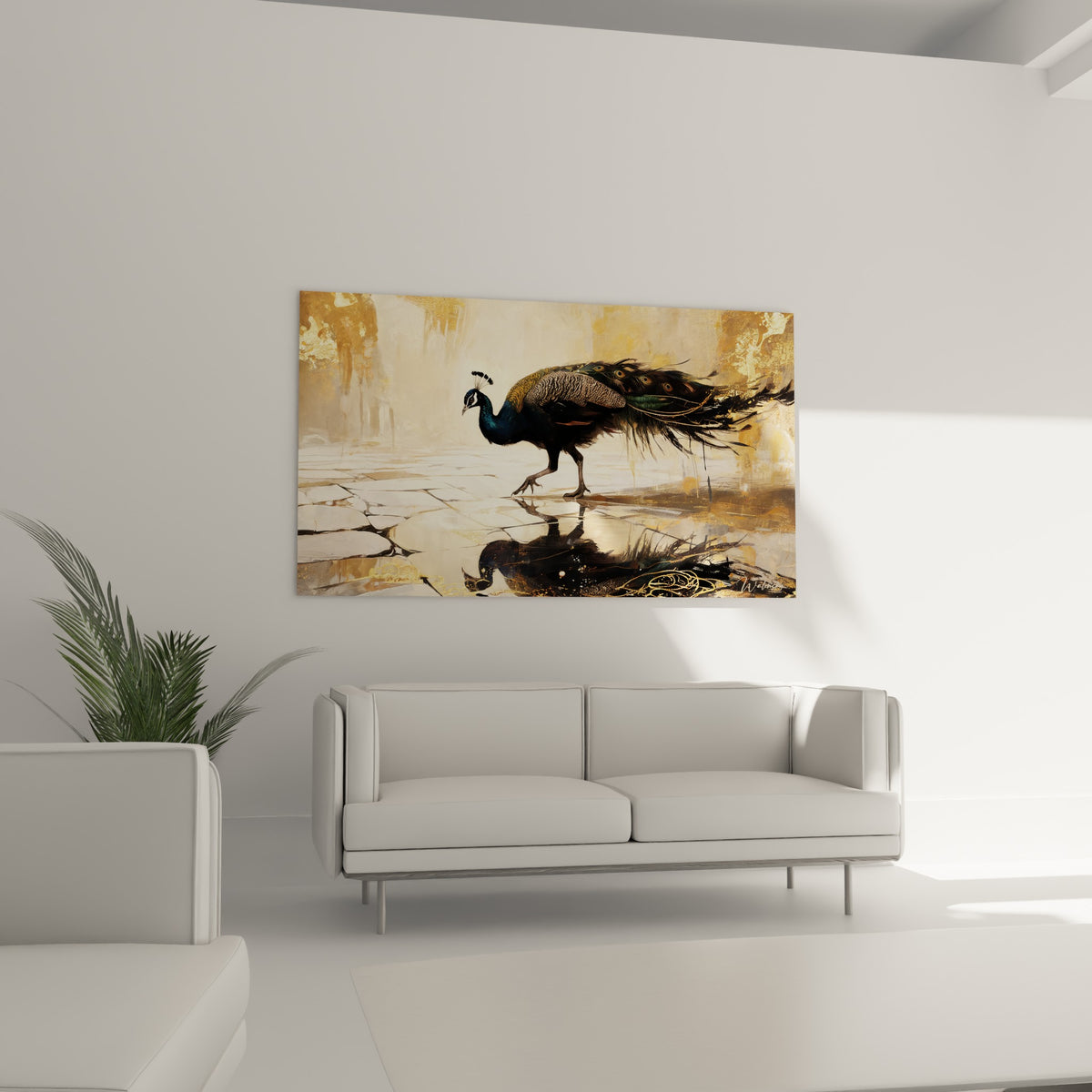 Paon anthracite et ocre en pleine marche, accroché au-dessus d'un canapé dans un salon lumineux